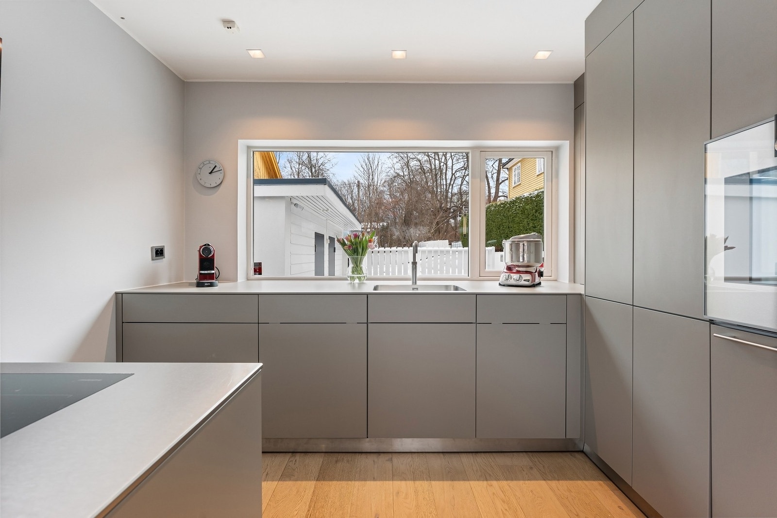 Stilren kjøkkeninnredning. Galleribilde