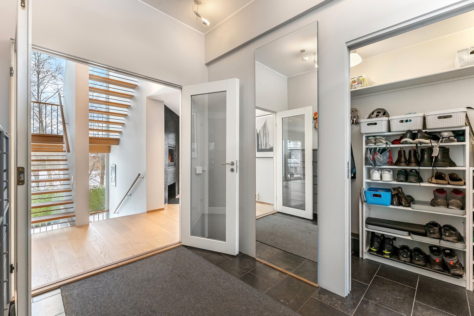 Romslig entrè/ hall. Galleribilde