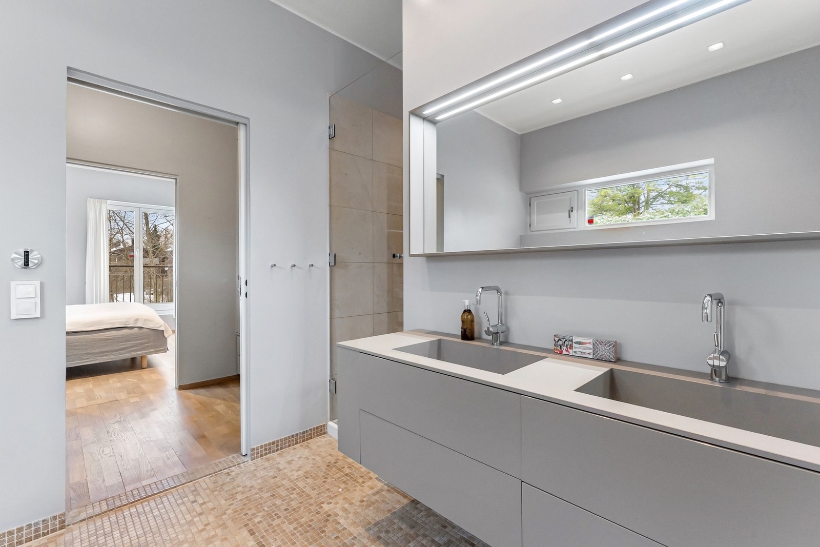 Lekkert bad tilknyttet hovedsoverommet. Galleribilde