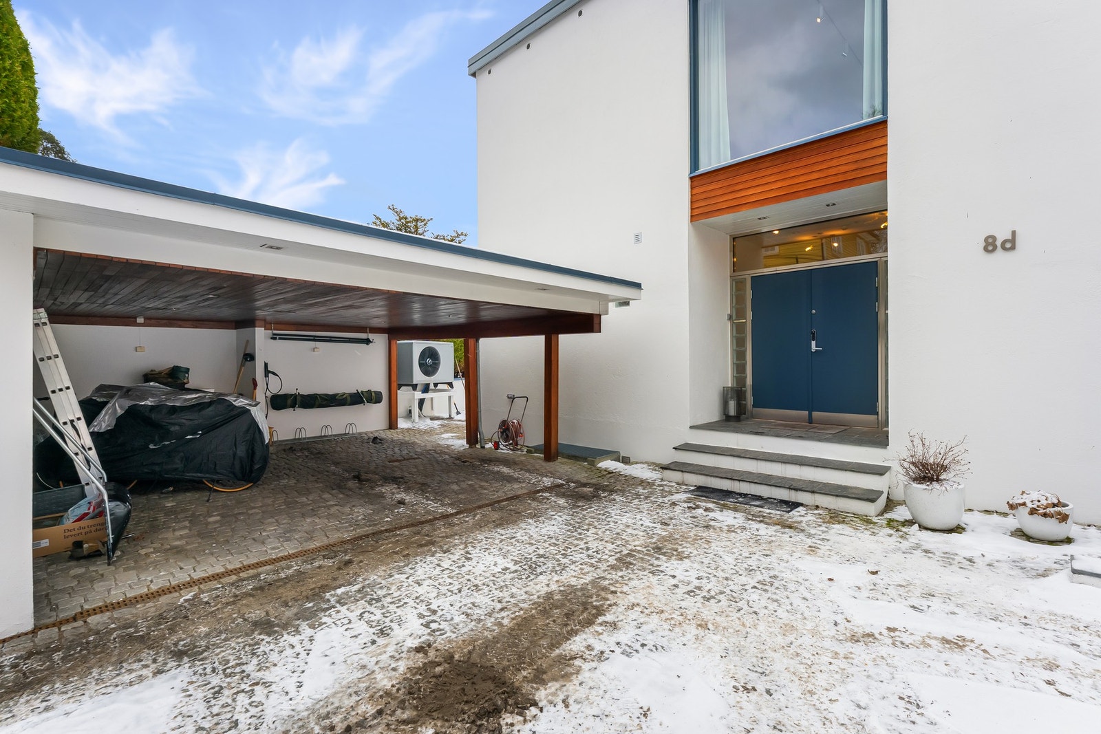 Carport med plass til to biler. Det er lader for elbil. Galleribilde