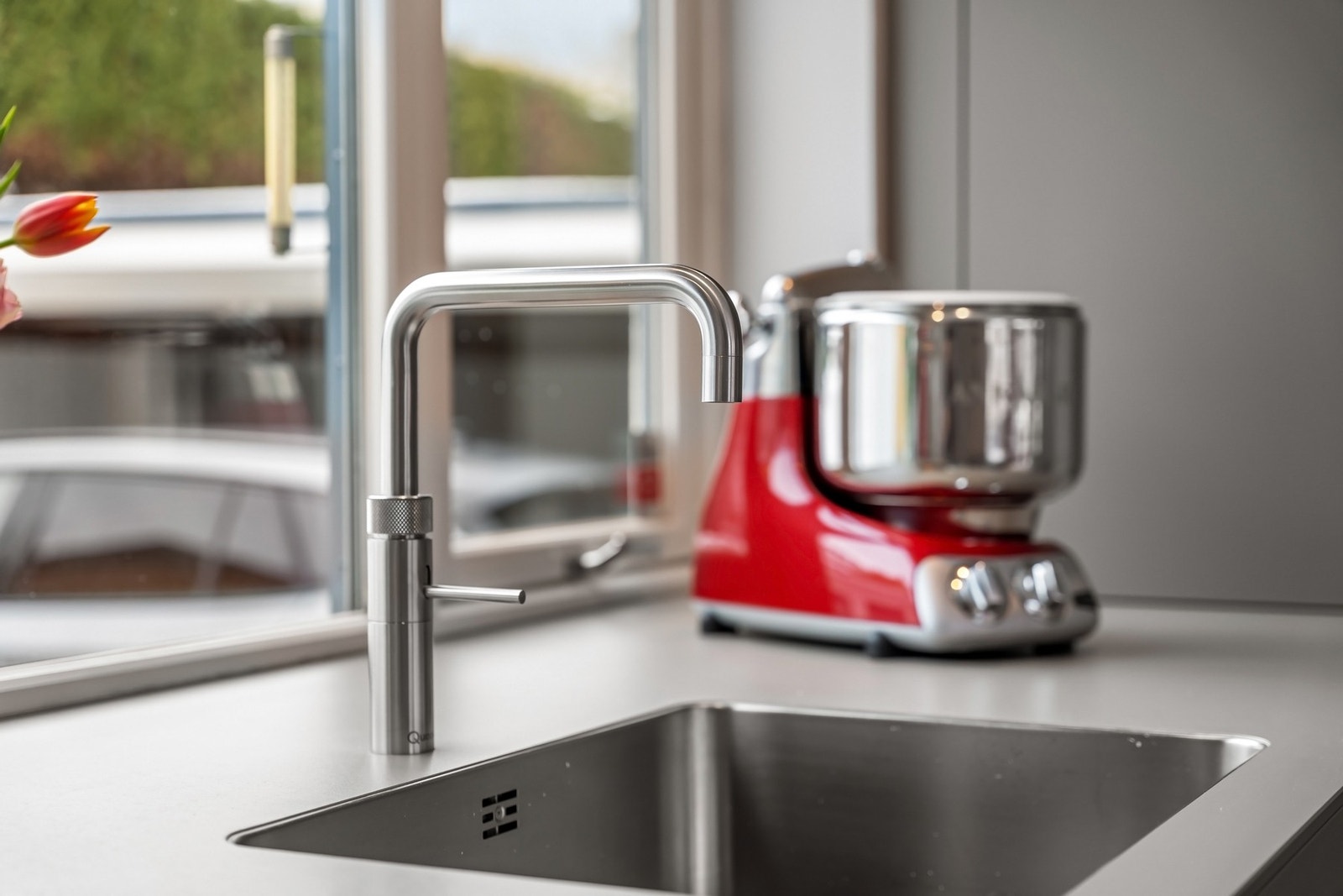 Benkeplate i steinkompositt med planlimt kum i rustfritt stål. Galleribilde