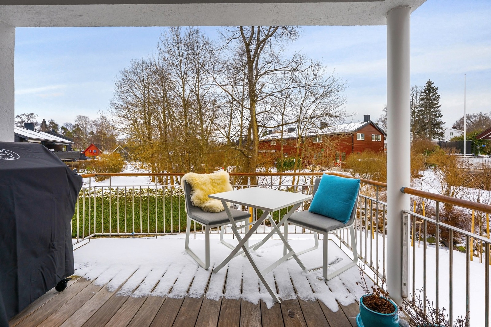 Det er utgang til solrike uteplasser fra alle plan. Galleribilde