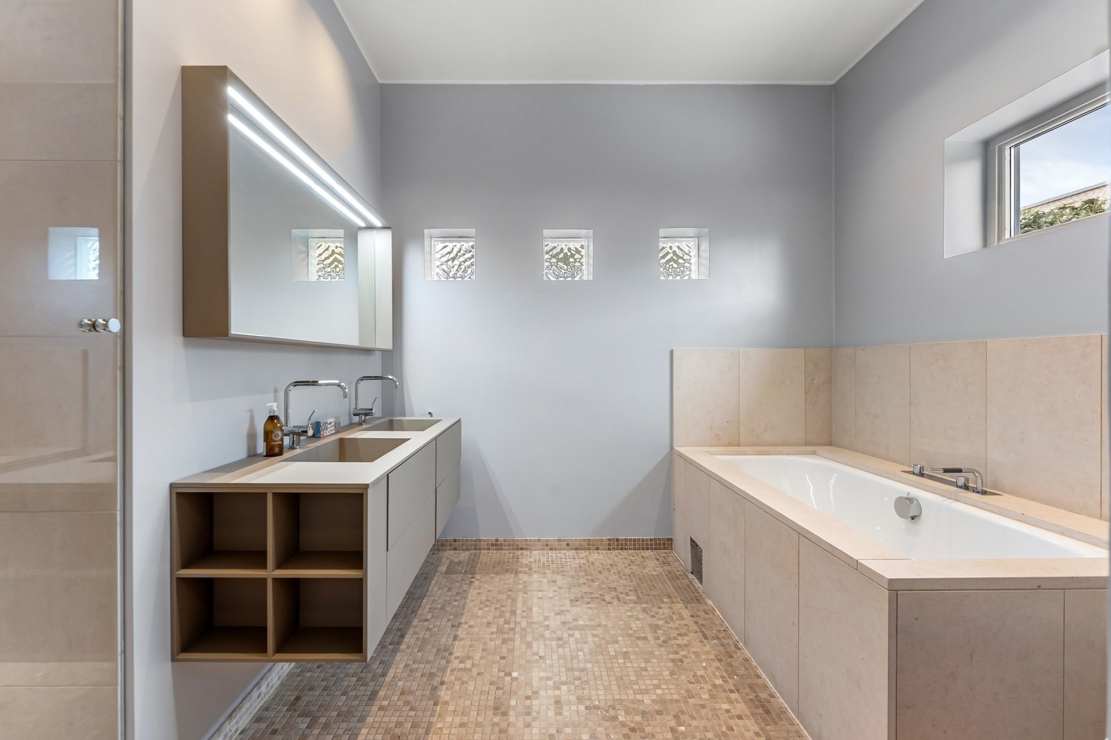 Delikat baderom med både dusj og badekar. Galleribilde