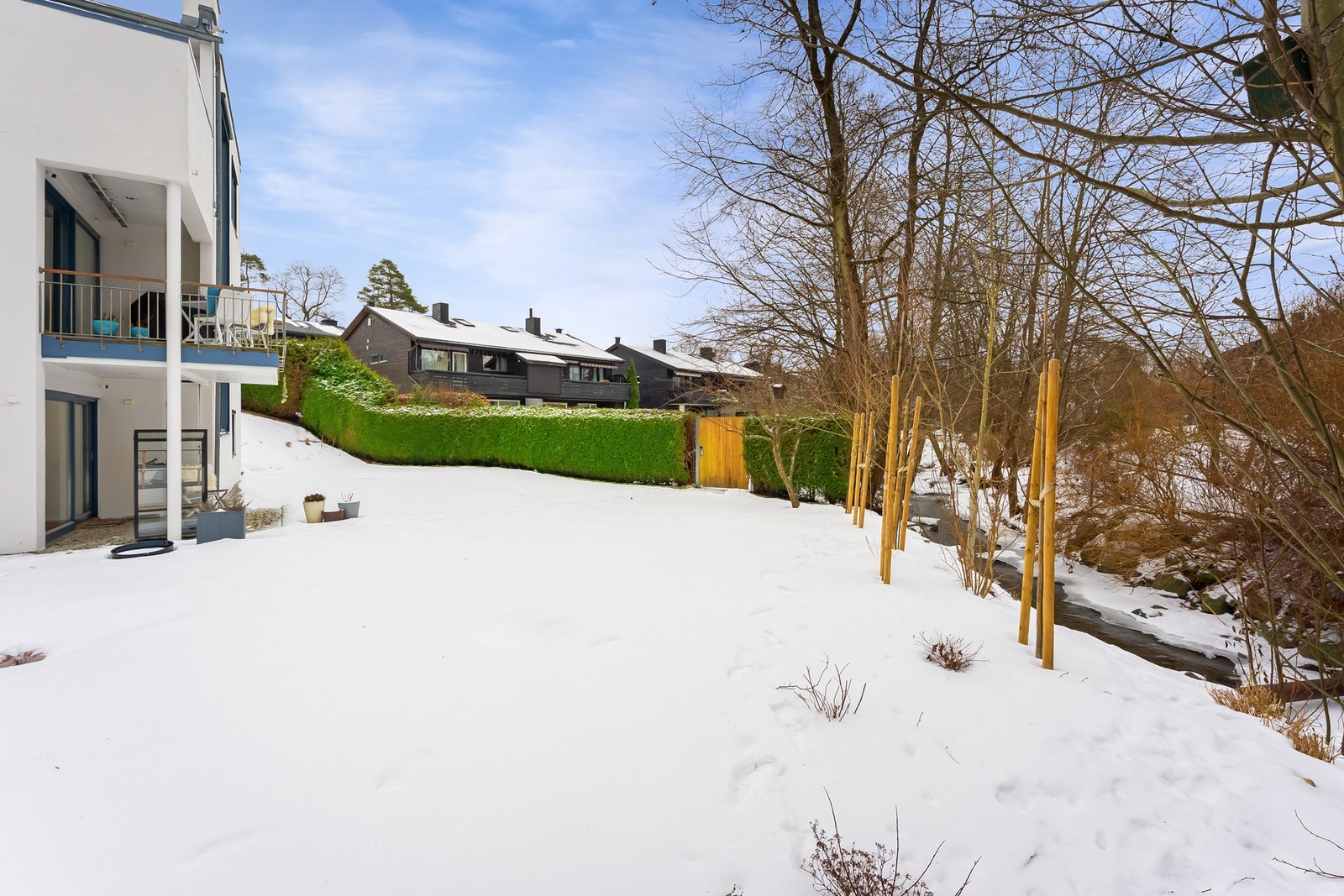 Solrik og skjermet hage. Galleribilde