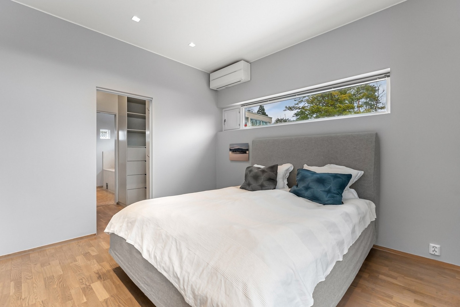 Walk-in-closet mellom hovedsoverommet og badet. Galleribilde