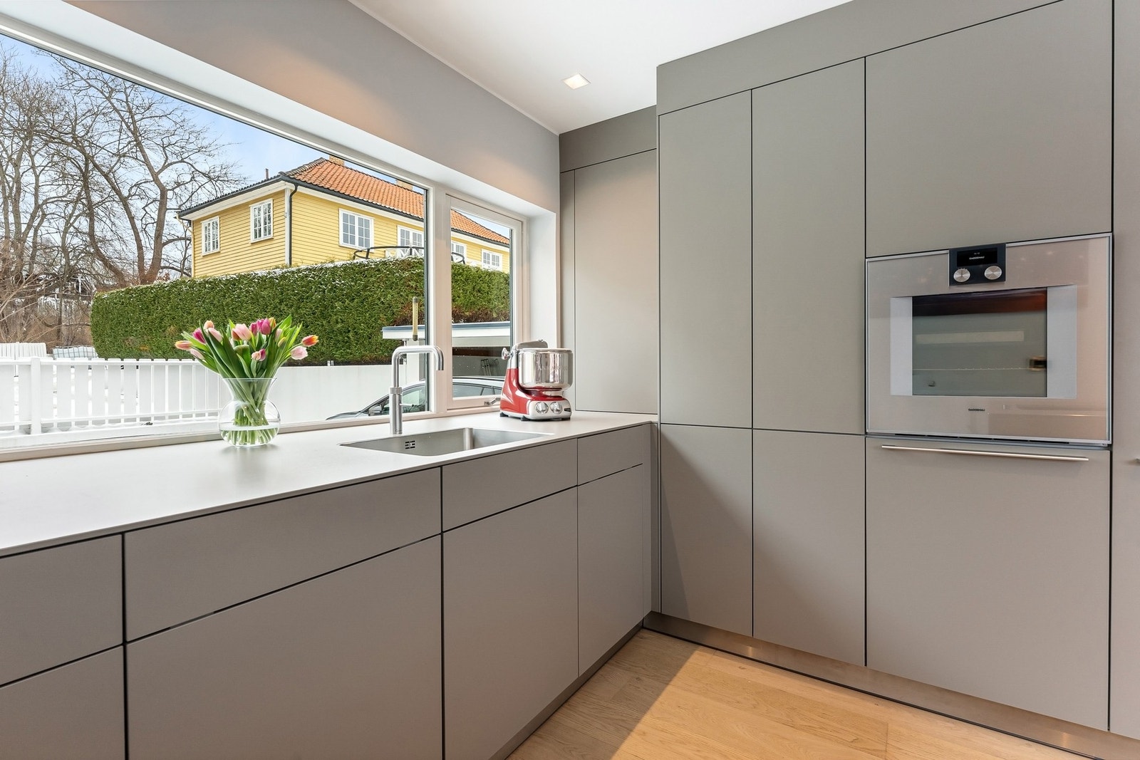 Det er hvitevarer fra kvalitetsleverandøren Gaggenau. Induksjonstopp, stekeovn, oppvaskmaskin og kjøleskap er integrert i innredningen. Galleribilde