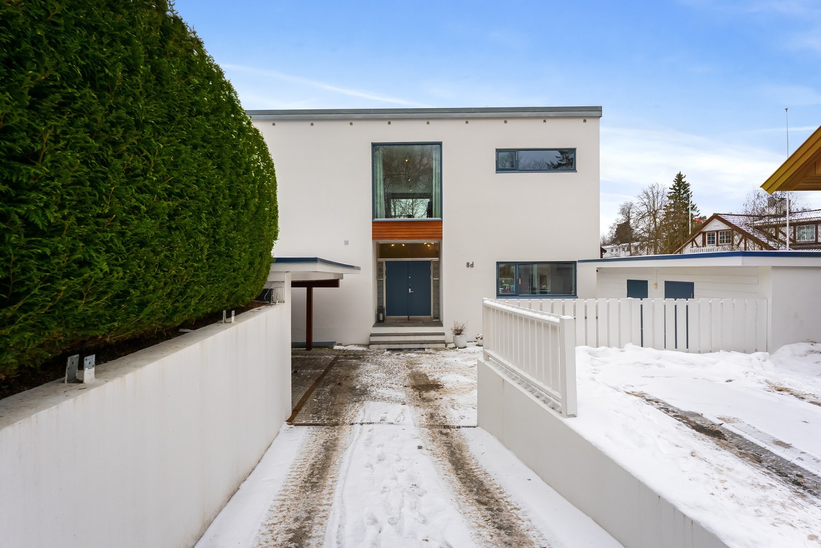 Eiendommen ligger fredelig til, innerst i blindvei. Galleribilde