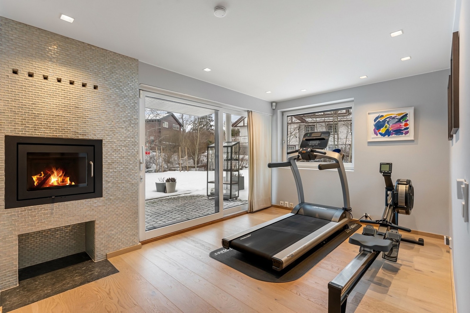 Det er fine vedpeiser i alle etasjer. Galleribilde