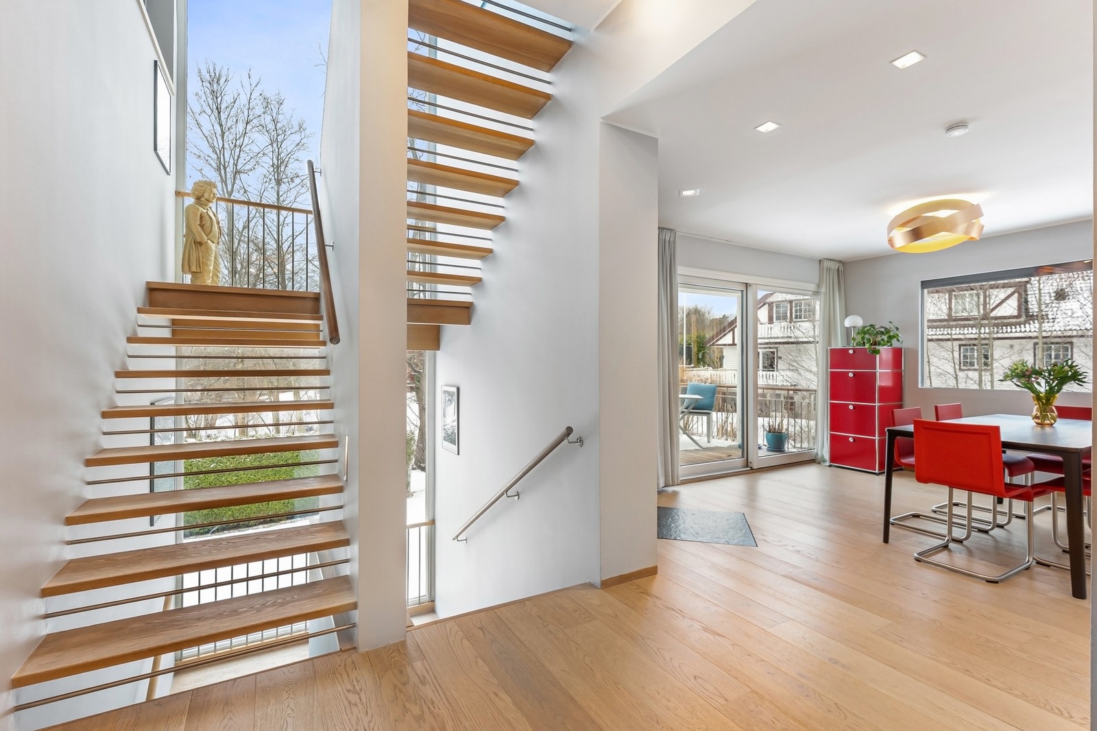 Boligen har en luftig planløsning, og strekker seg over tre plan. Galleribilde