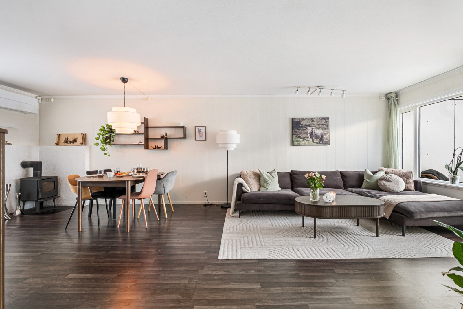 Stor og romslig stue med god plass for sittegrupper. Galleribilde