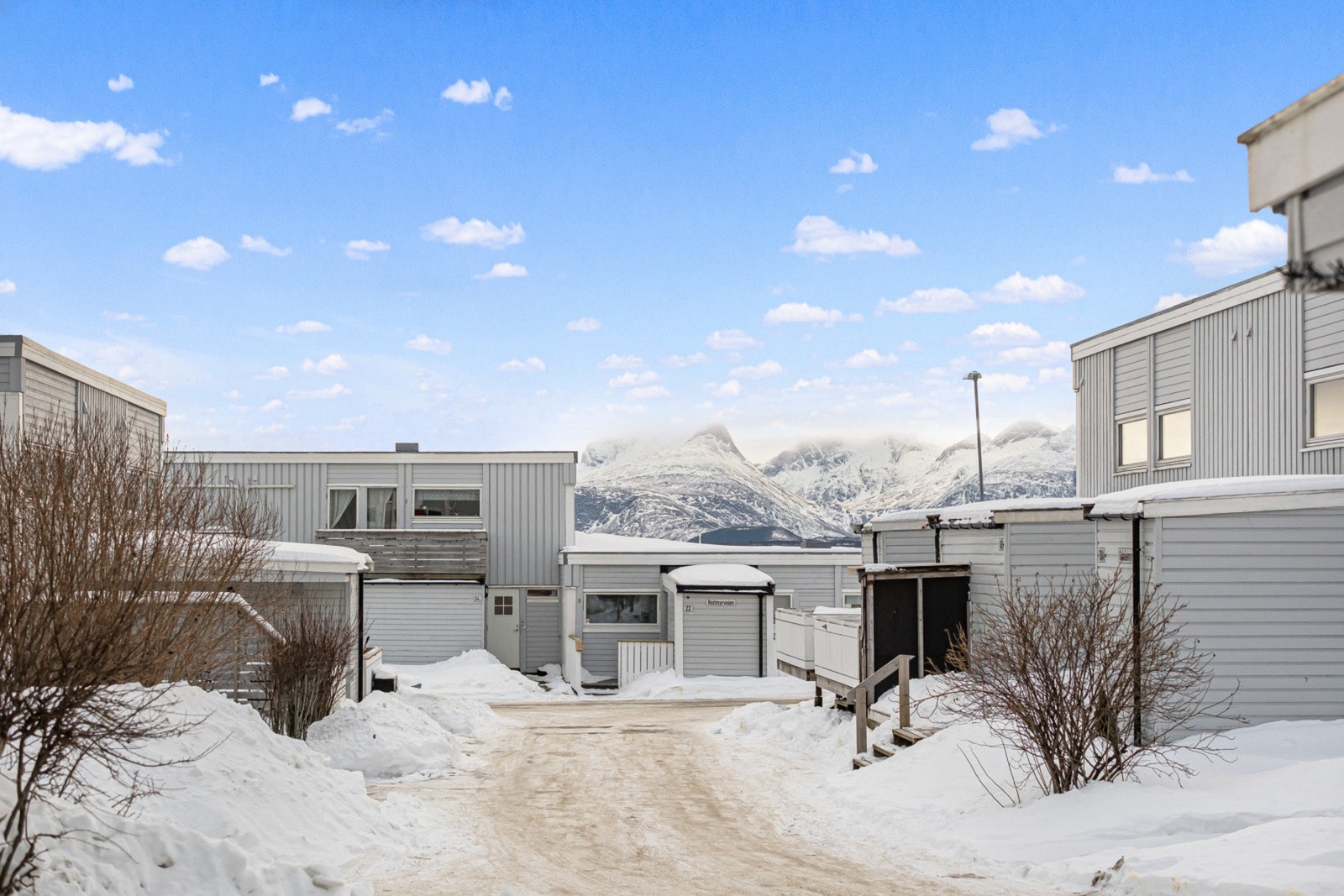 Det er gangavstand til Hunstadsenteret med vinmonopol, fiskebutikk, bakeri, apotek, frisør, sportsbutikk, møbelforretning mm. Galleribilde