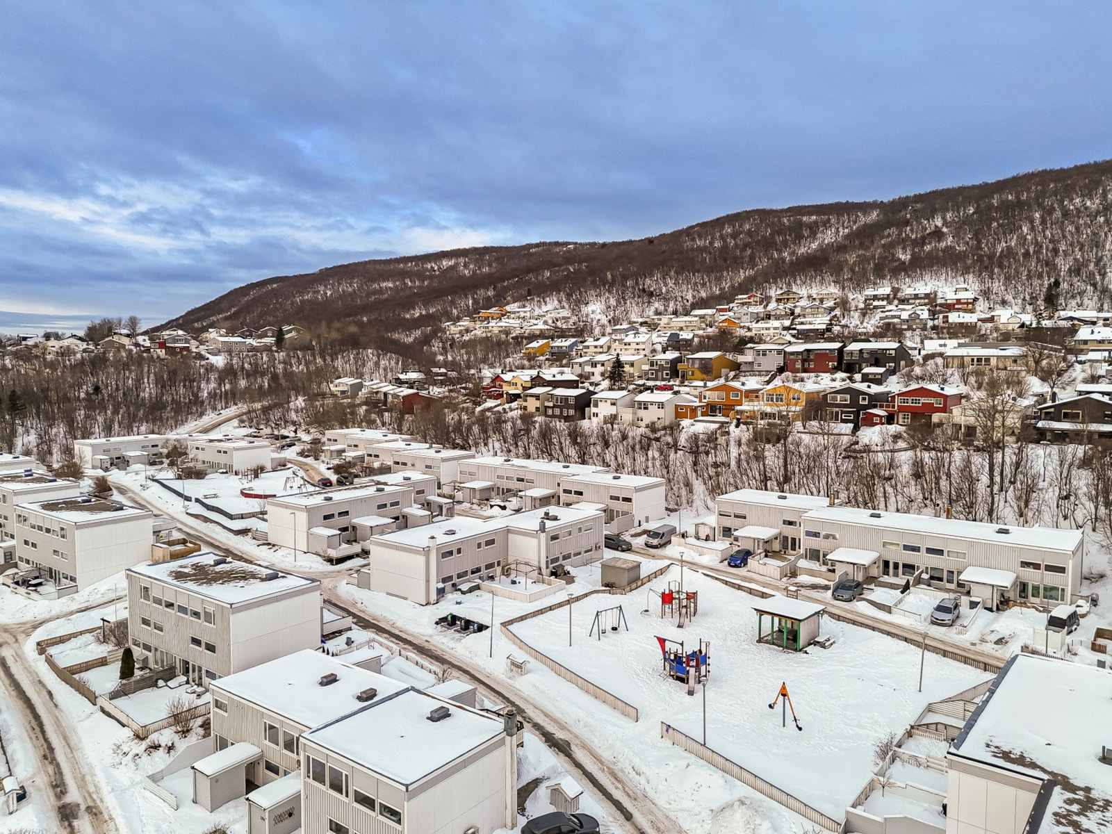 Nærmeste dagligvarehandel (Rema 1000) finner du innen 11 minutters gang fra bolig. For øvrig ligger Eurospar innen en gangavstand på ca. 13 minutter. Det er meget gode bussforbindelser til byen og gangavstand til togstasjon på Mørkved. Galleribilde