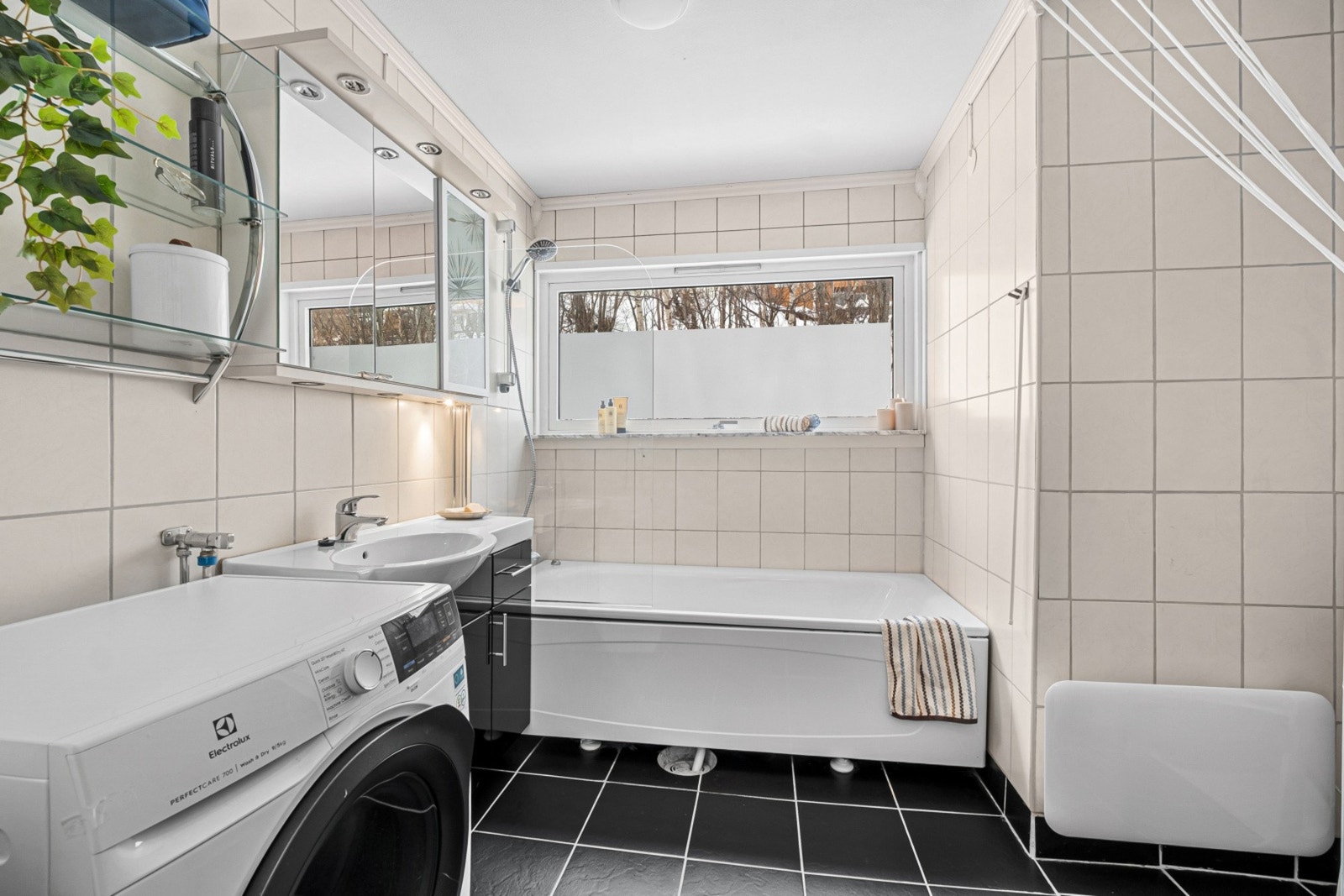 Flott bad oppusset år 2010. Deler av vegger er flislagt. Gulvet er flislagt Galleribilde