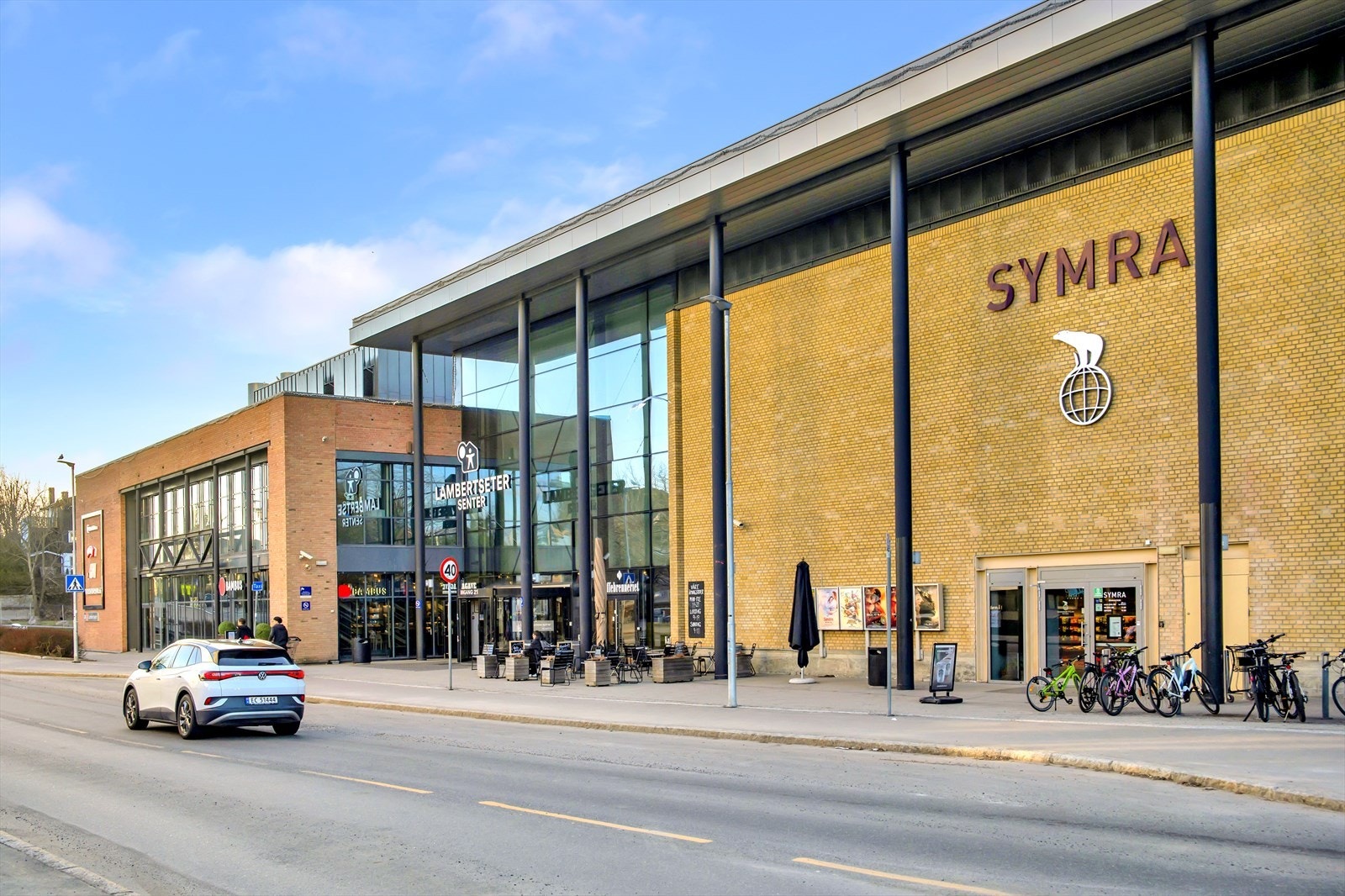Kort vei (10 min gangavstand) til Lambertseter senter med et bredt utvalg av servicetilbud som bl.a. Symra kino, bibliotek, Meny, sportsbutikker, vinmonopol, klesbutikker og kaféer Galleribilde