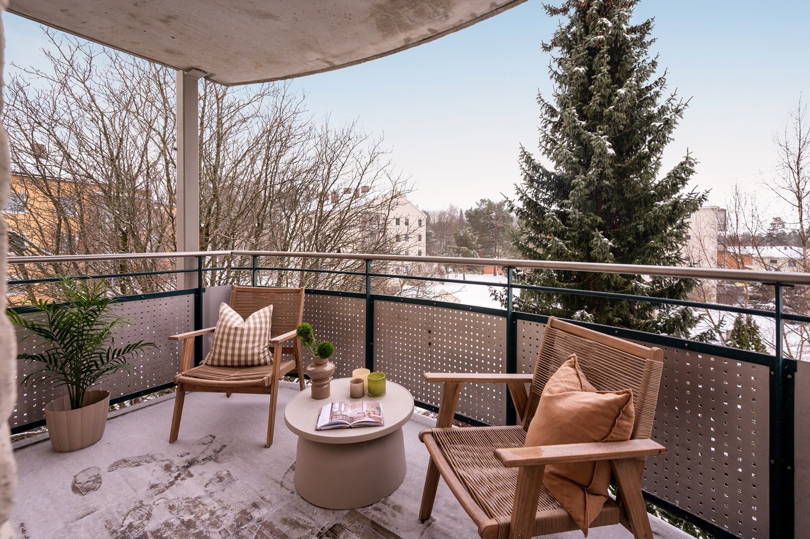 Romslig balkong på 7m² med gode solforhold morgen til kveld Galleribilde