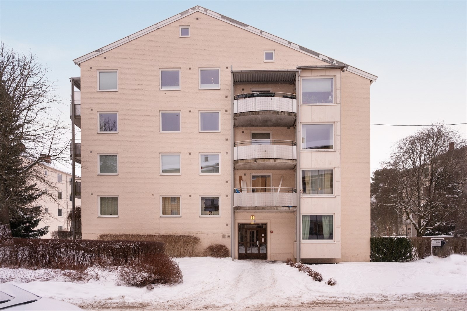 Borettslaget har garasjer og parkeringsplasser til utleie, ellers er det gratis gateparkering Galleribilde