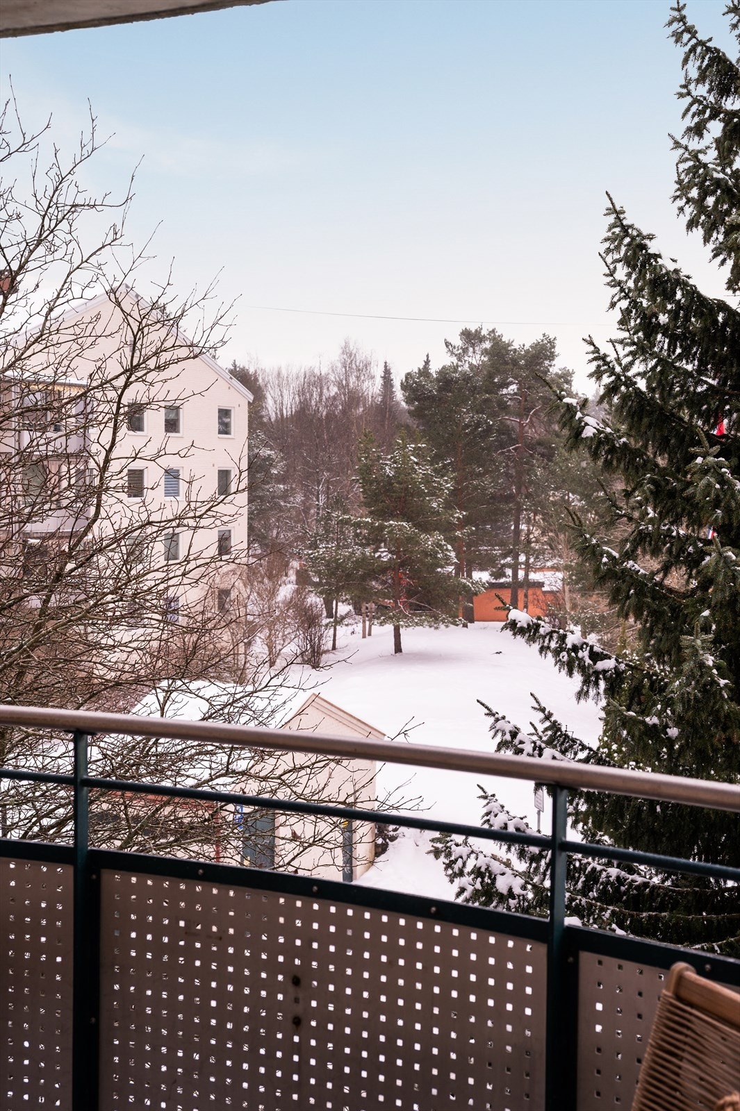 Sydvestvendt beliggenhet og fin utsikt over grønne omgivelser Galleribilde