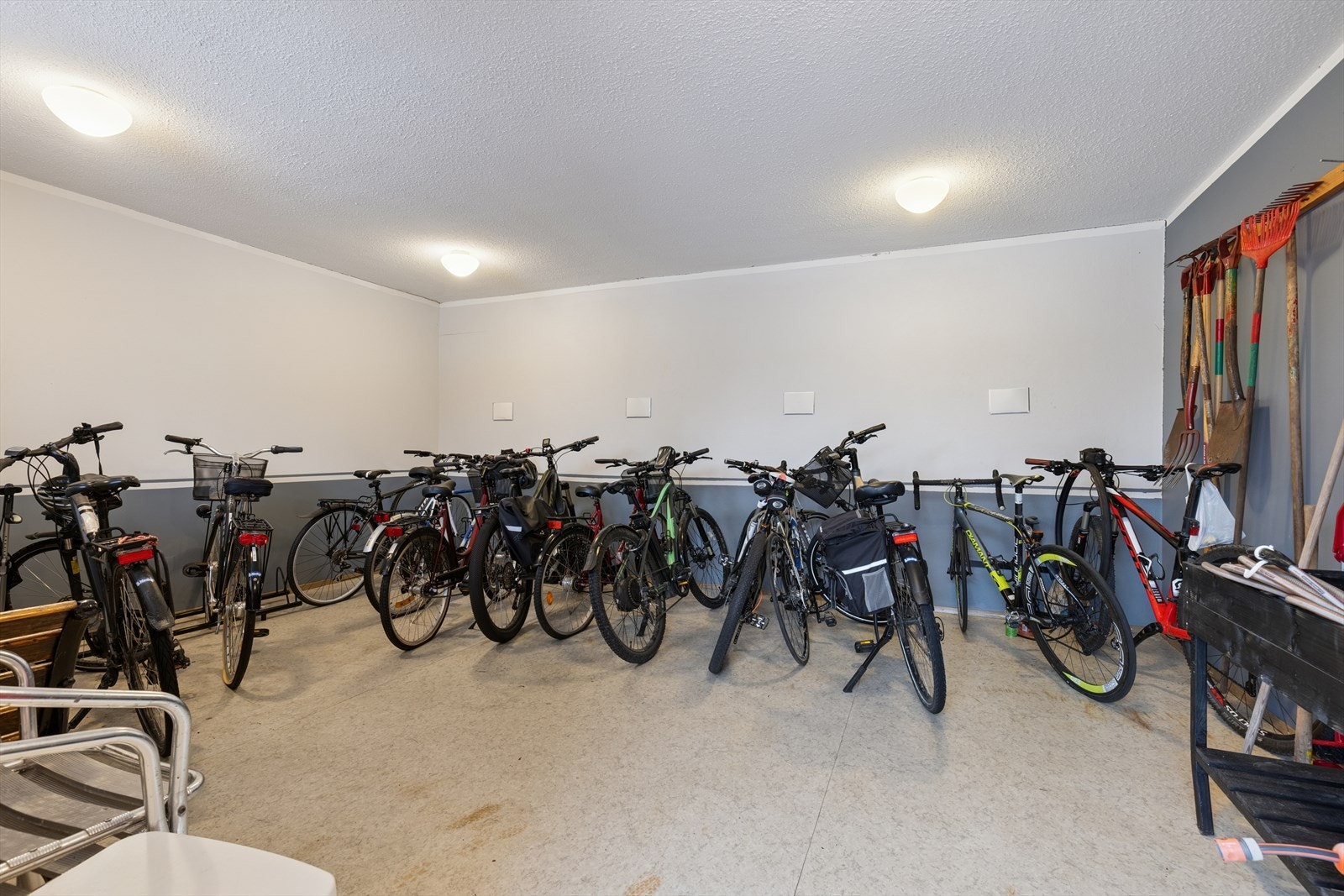 Felles sykkelbod i borettslaget. Galleribilde