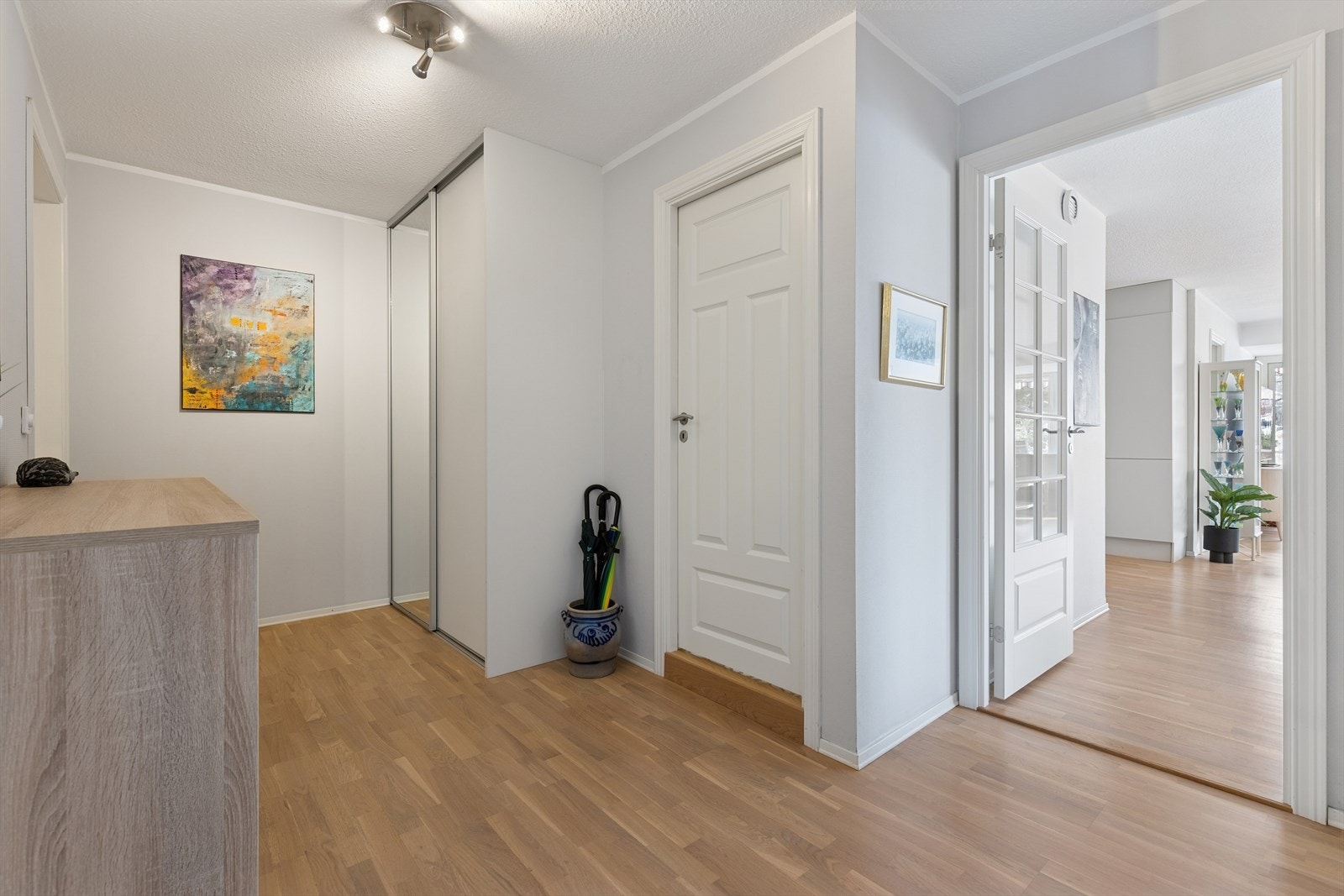 Mellomgang med skyvedørs garderobe og tilgang til resten av leiligheten. Galleribilde