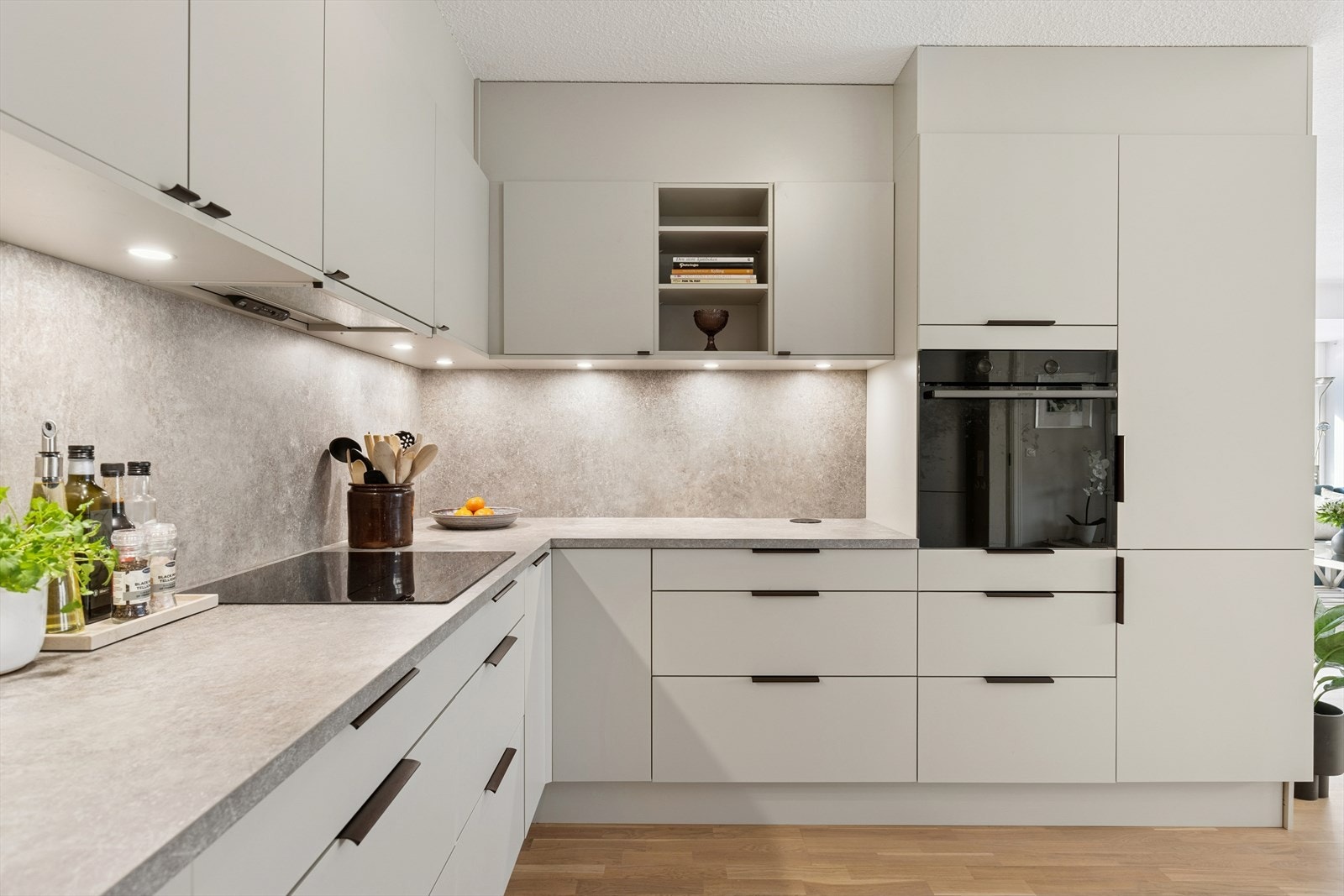 Kjøkkenet holder et moderne og stilrent preg. Galleribilde