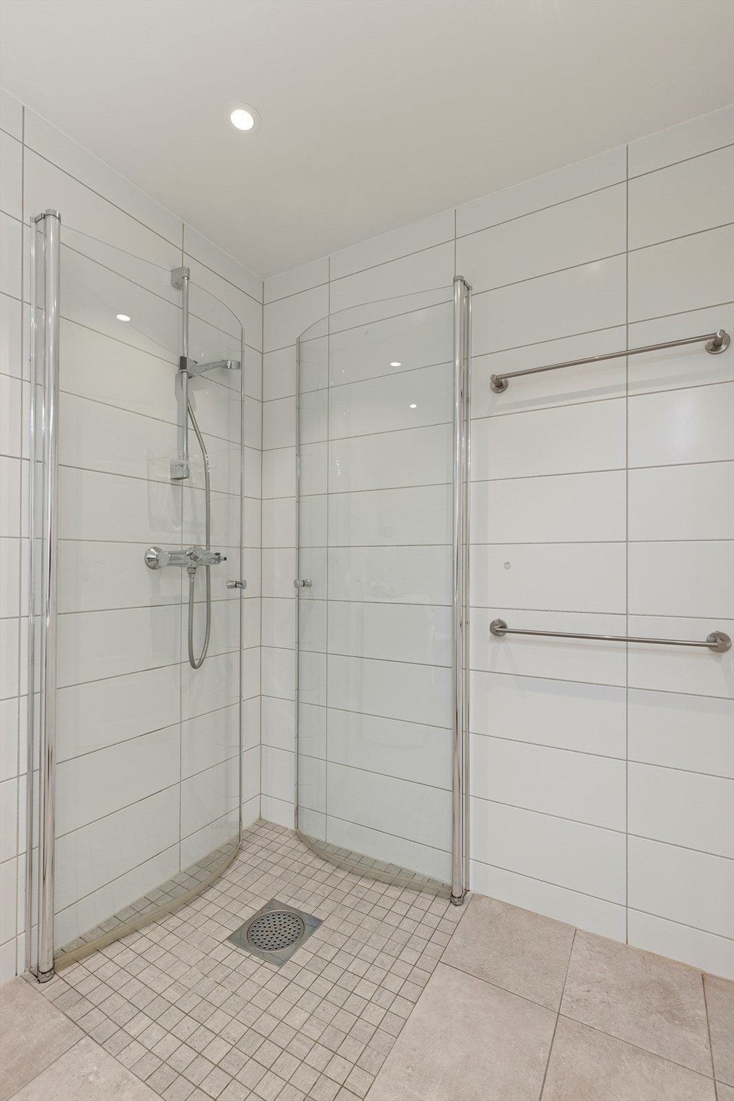 Dusj nisje med dører som går innover. Galleribilde