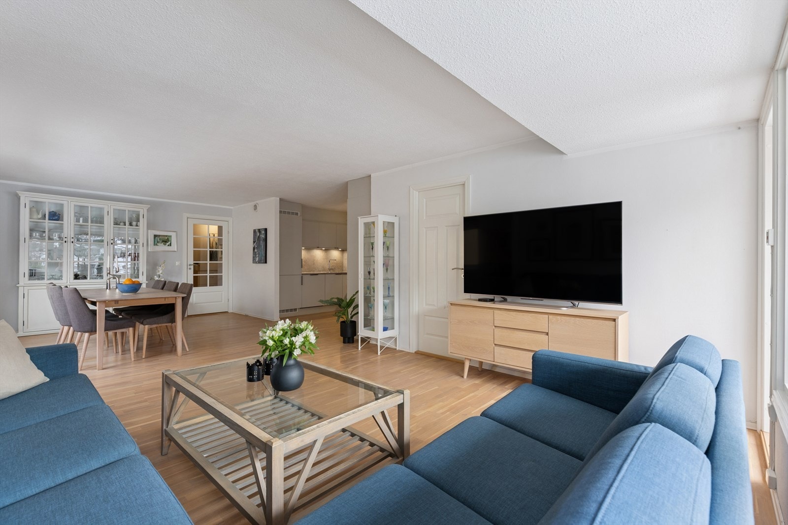 Stuen er enkel å møblere med sofagruppe og spisebord med en naturlig innredning. Galleribilde