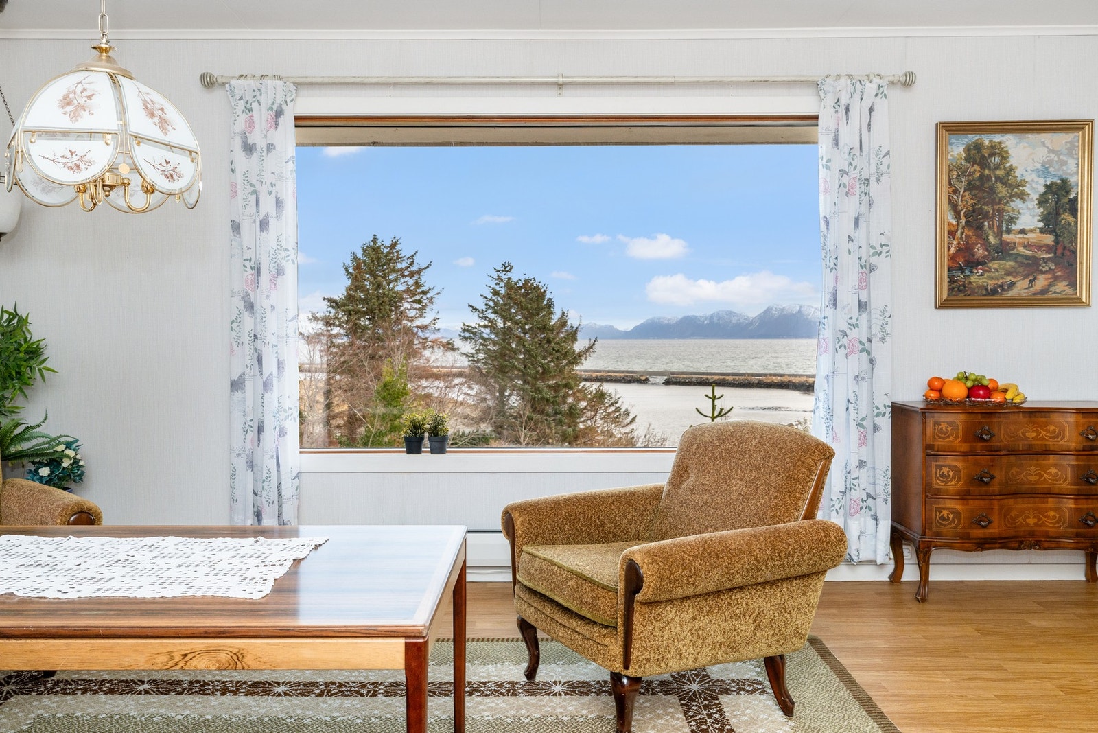 Huset har god utsikt i alle retninger. Best utsikt er det i øst- og sørlig retning, med panorama over Harøyfjorden, kystleia og fjellene i øst. Galleribilde