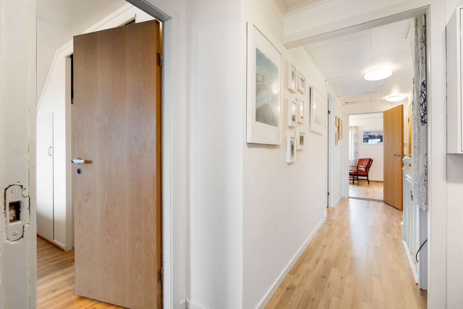 Loftet er stort med flere rom Galleribilde