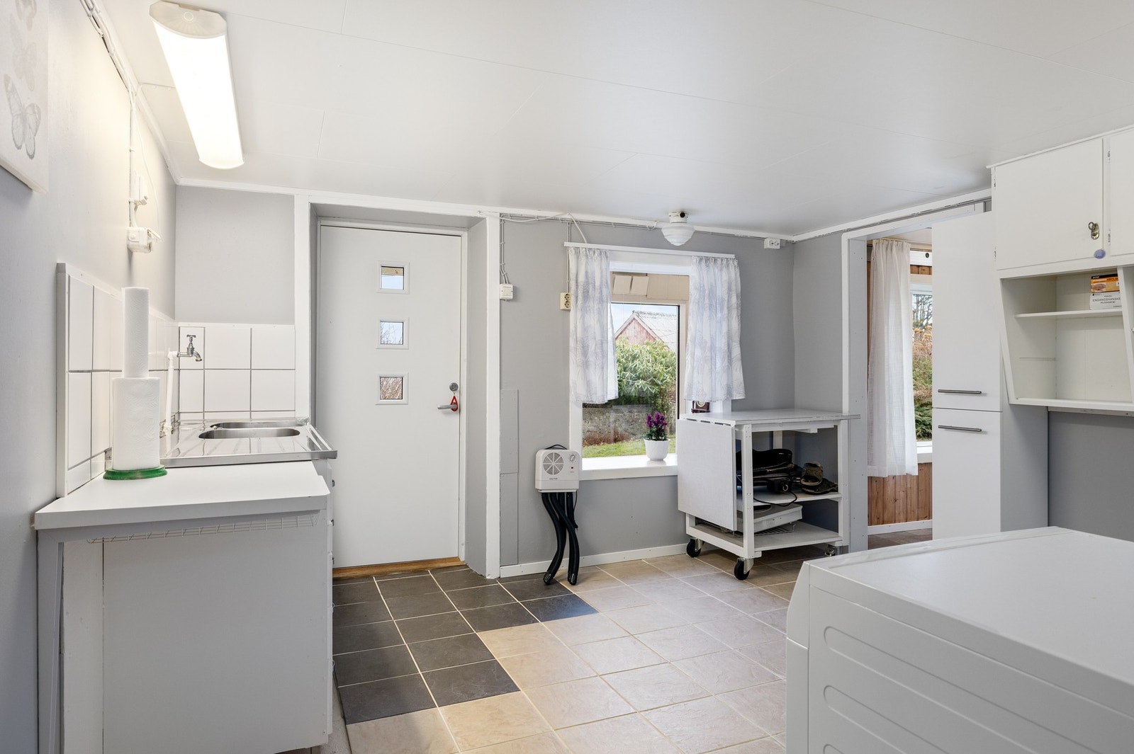 Vaskerom med utgang til hage Galleribilde