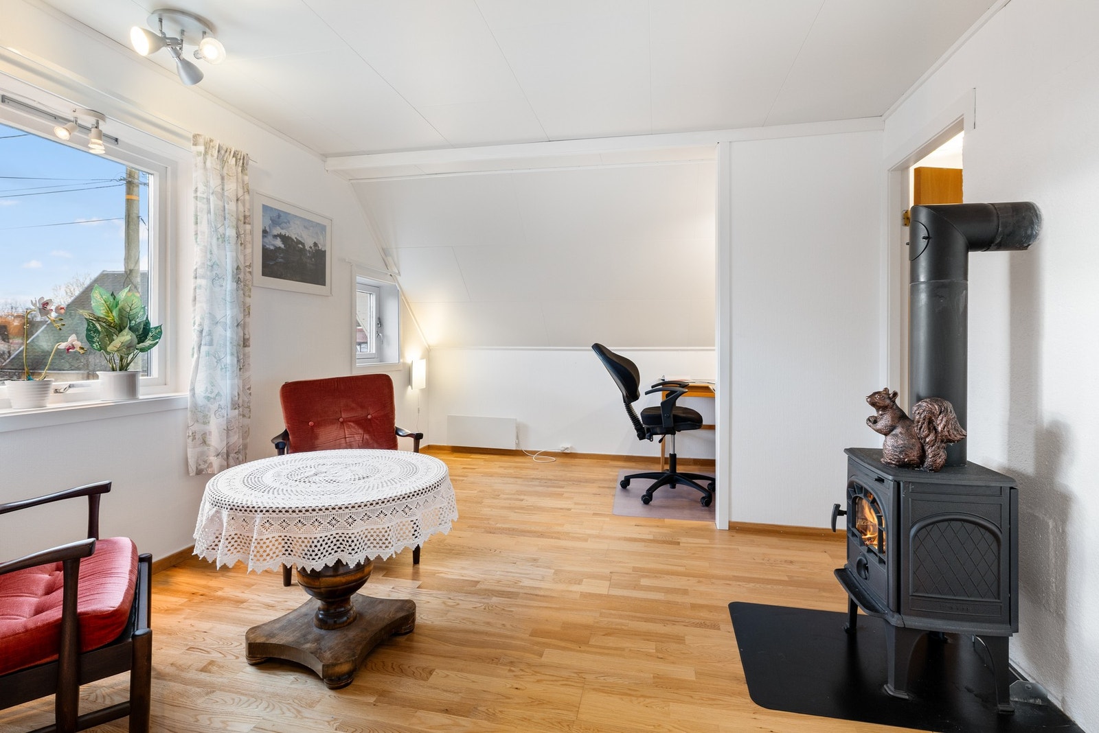 Soverom/kontor med ovn som gir rommet en lun og fin atmosfære Galleribilde