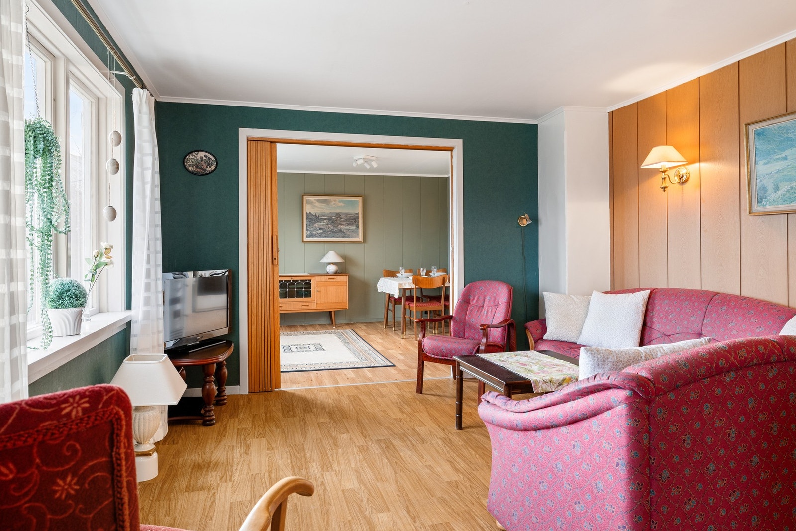 Stuene er delt opp med foldedører Galleribilde