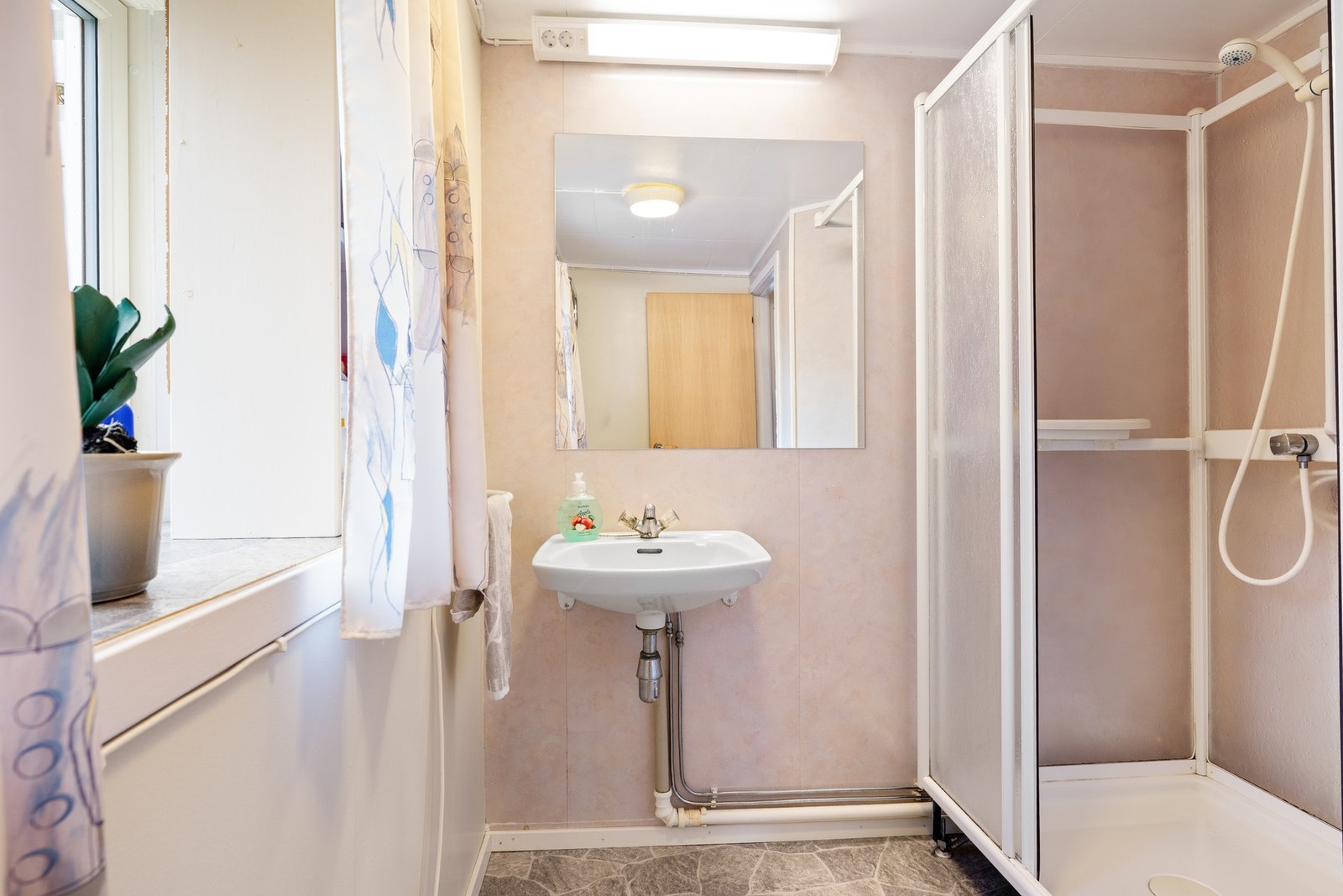 Bad utstyrt med dusjkabinett Galleribilde