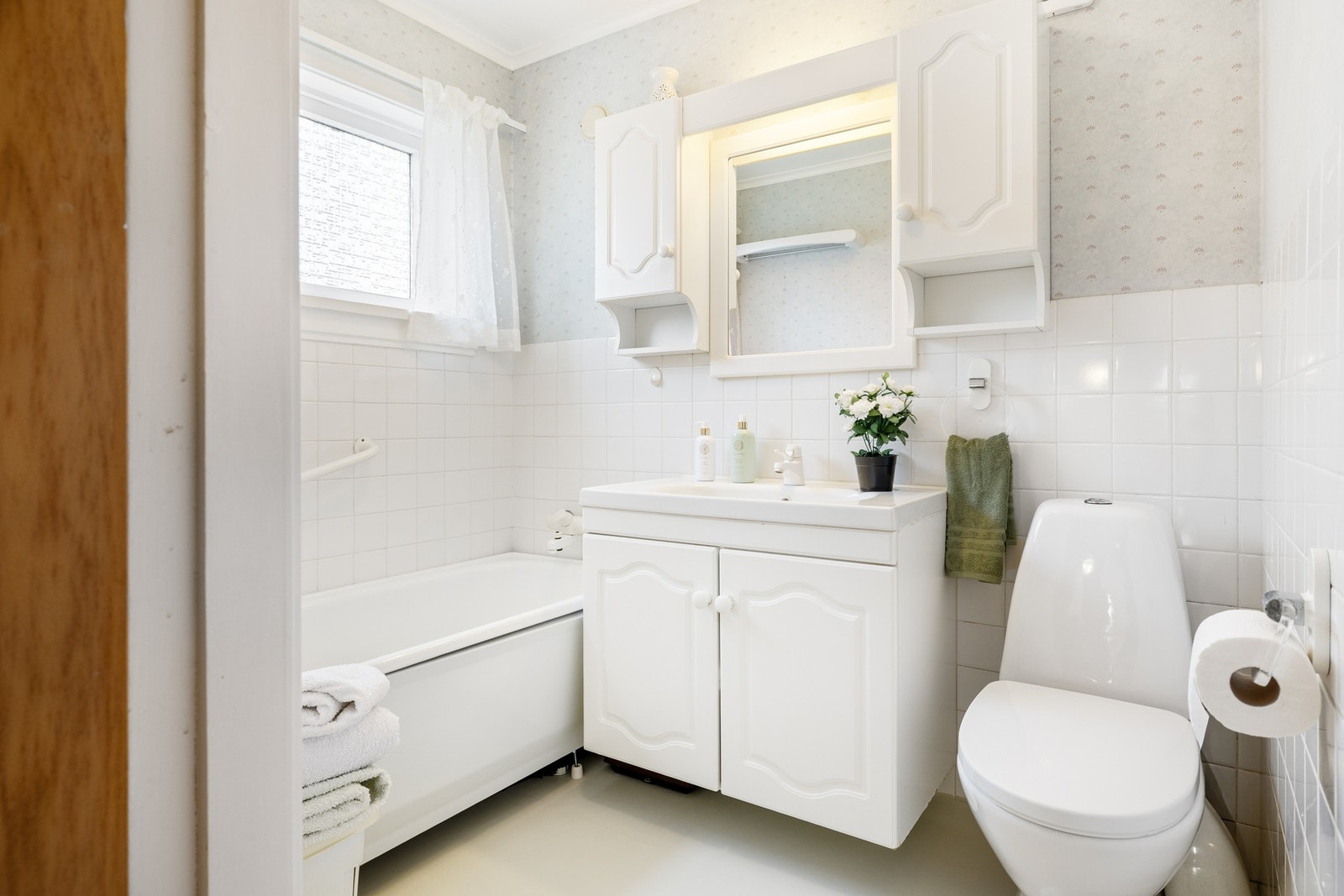 Bad utstyrt med badekar Galleribilde