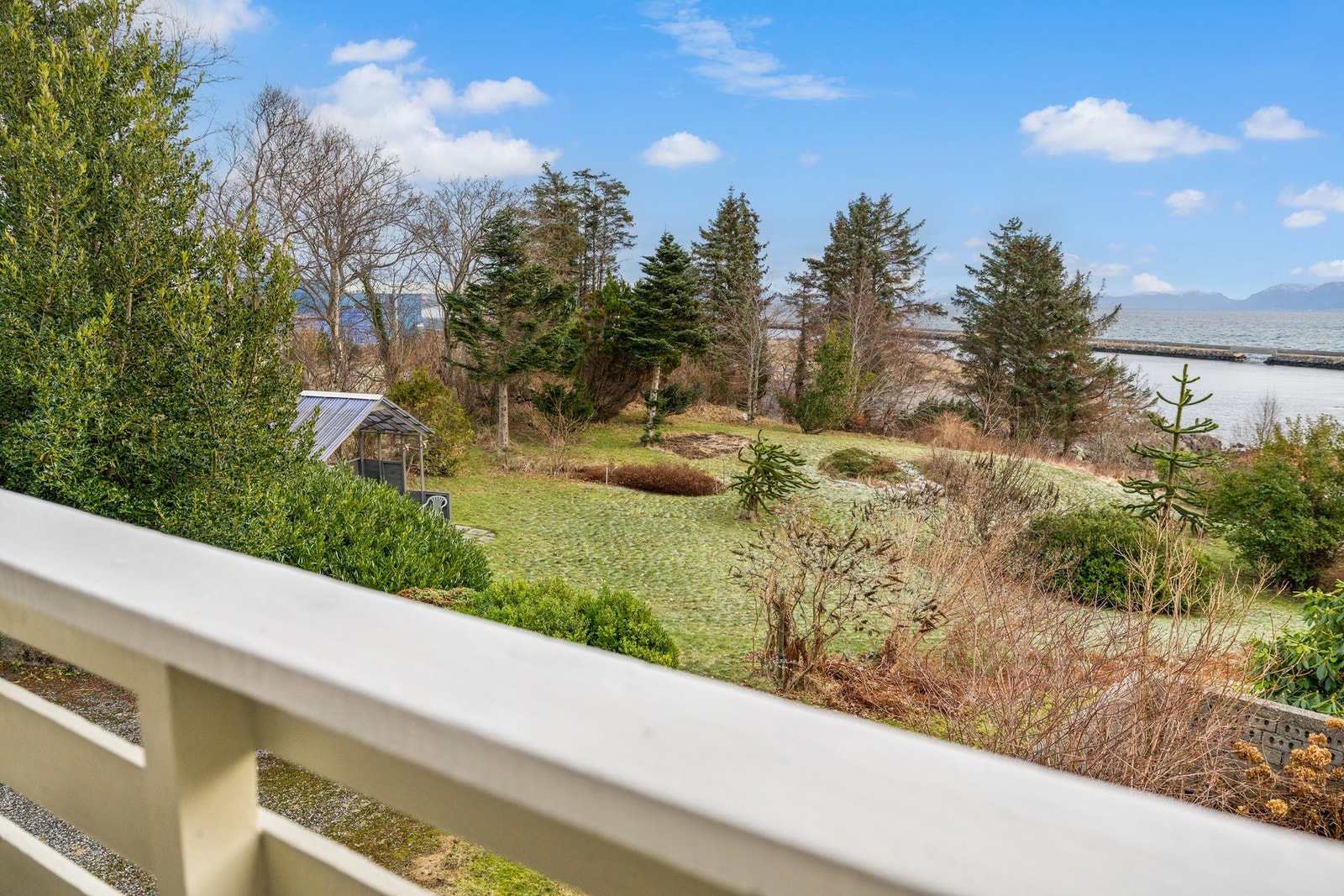 Utsikt over fjord, fjell og den store hagen Galleribilde