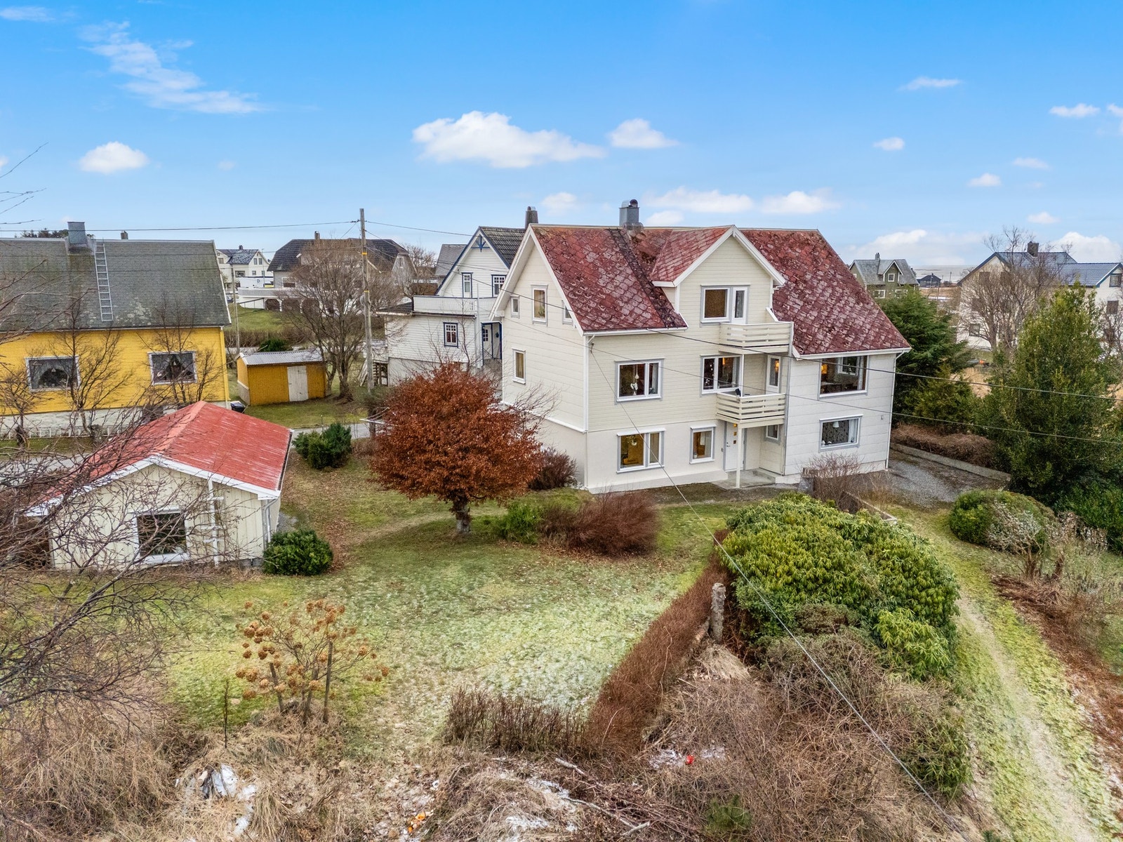 Tobias Karlsen Skarshaug v/ EiendomsMegler 1 har gleden av å presentere Austrevegen 41! Foto: Hunter Visuals Galleribilde