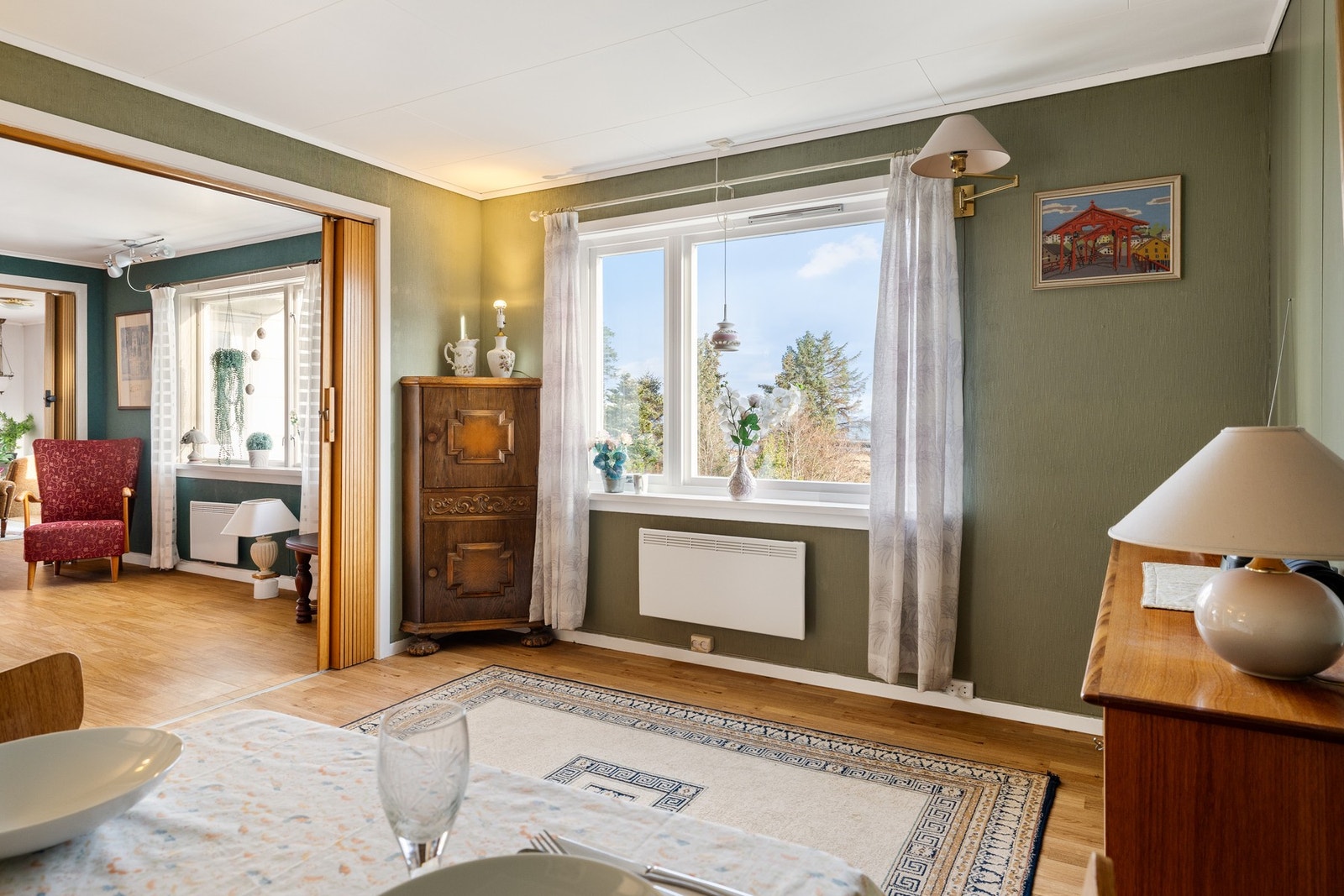 Mye lys og ligger rett ved kjøkkenet Galleribilde