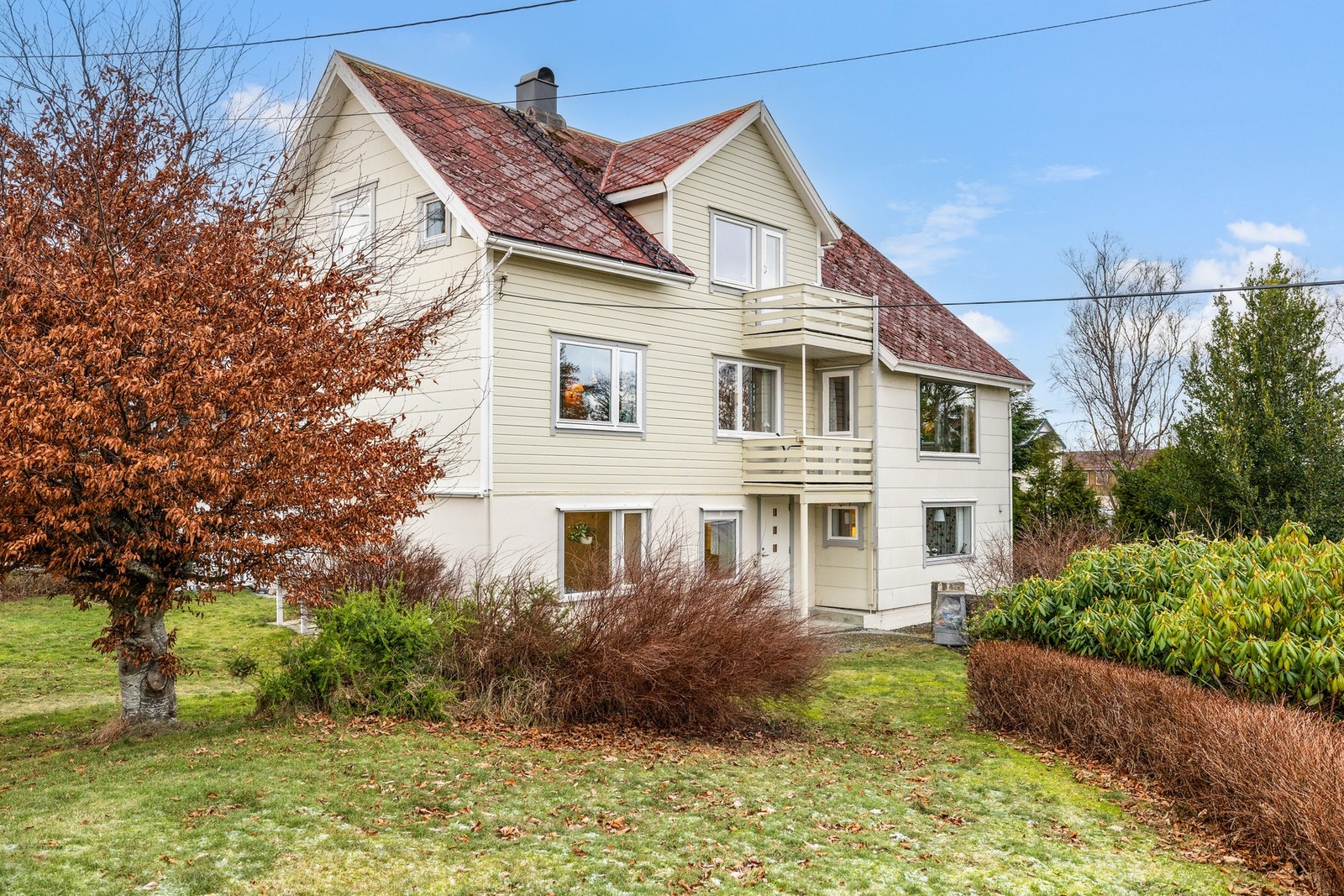 Stor flott hage med gode solforhold Galleribilde