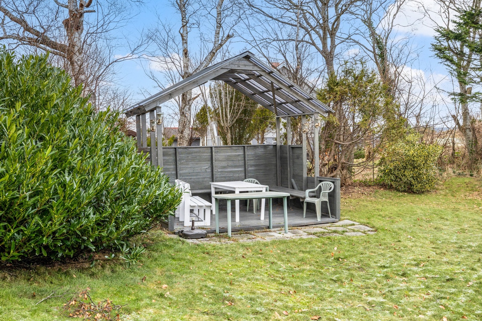 Fin uteplass for sommerdager og kvelder Galleribilde