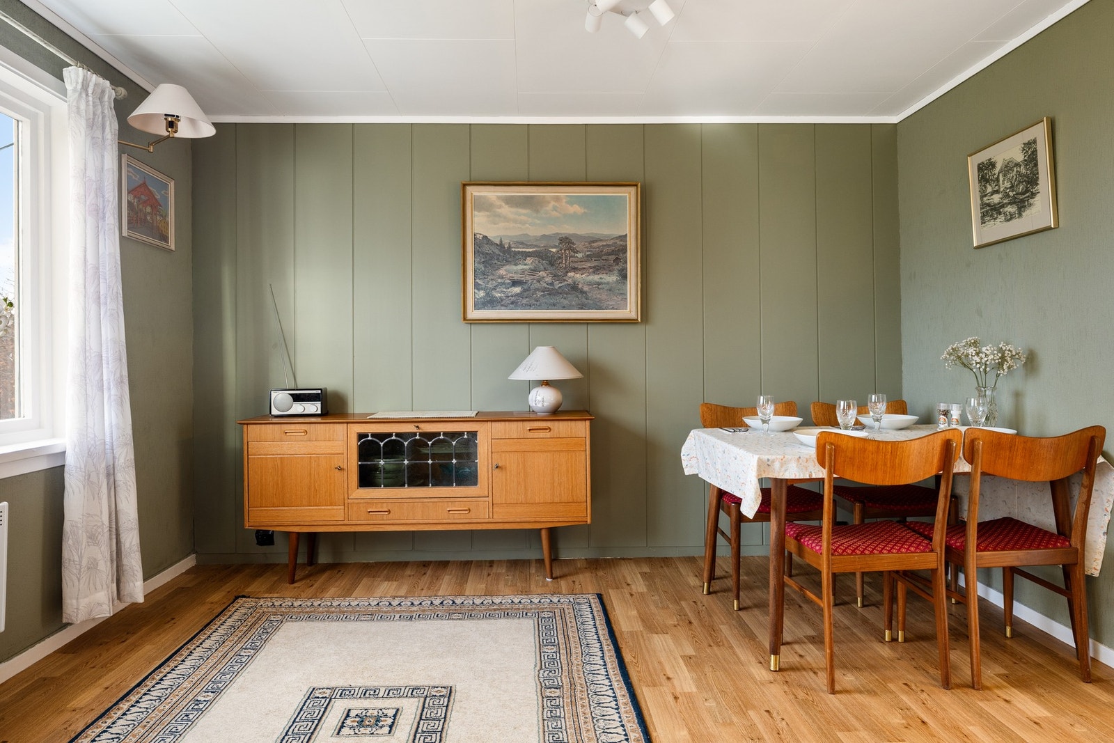 Siste stuen er naturlig å bruke som spisestue Galleribilde