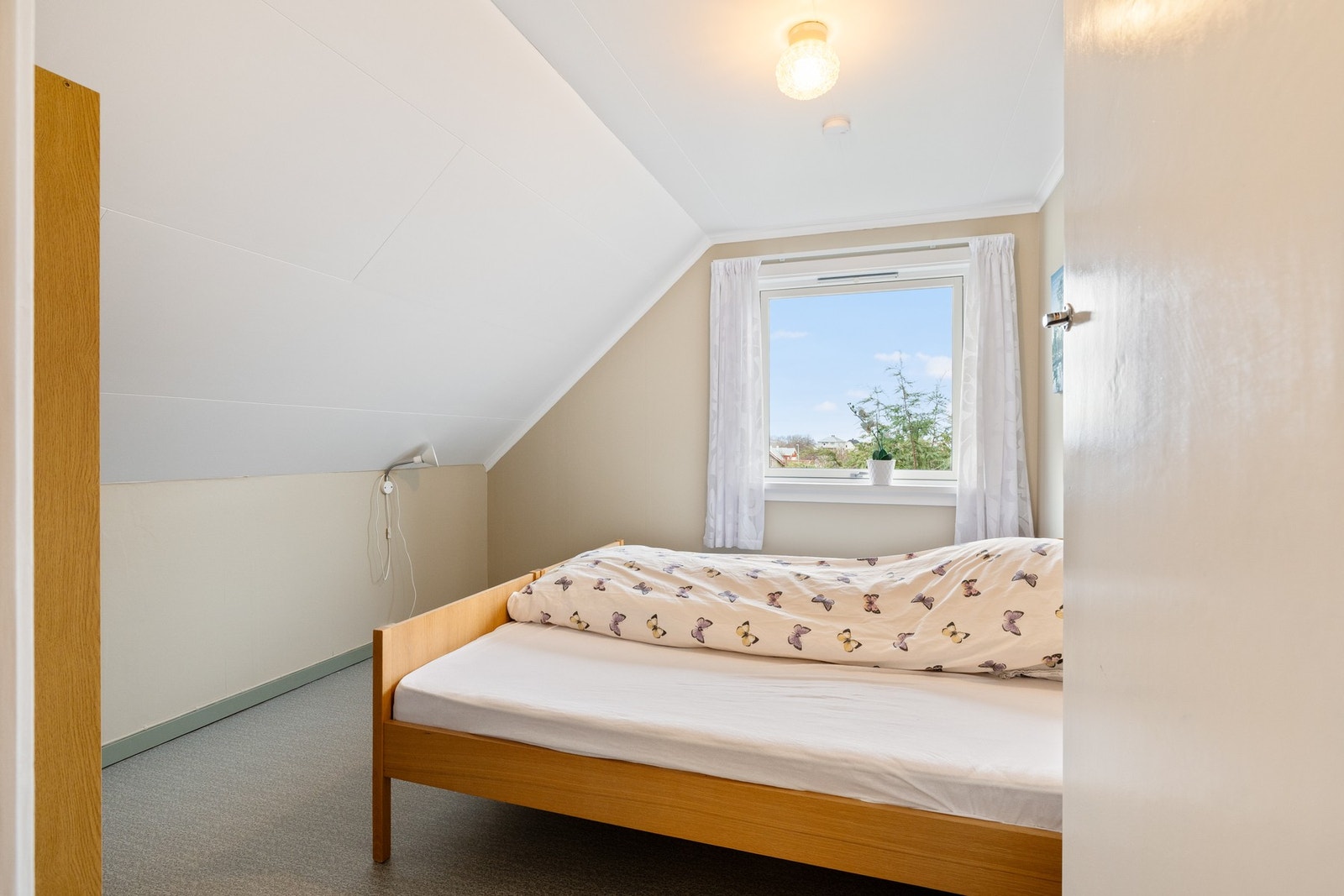 Soverom med plass til seng, nattbord og garerobeløsning Galleribilde