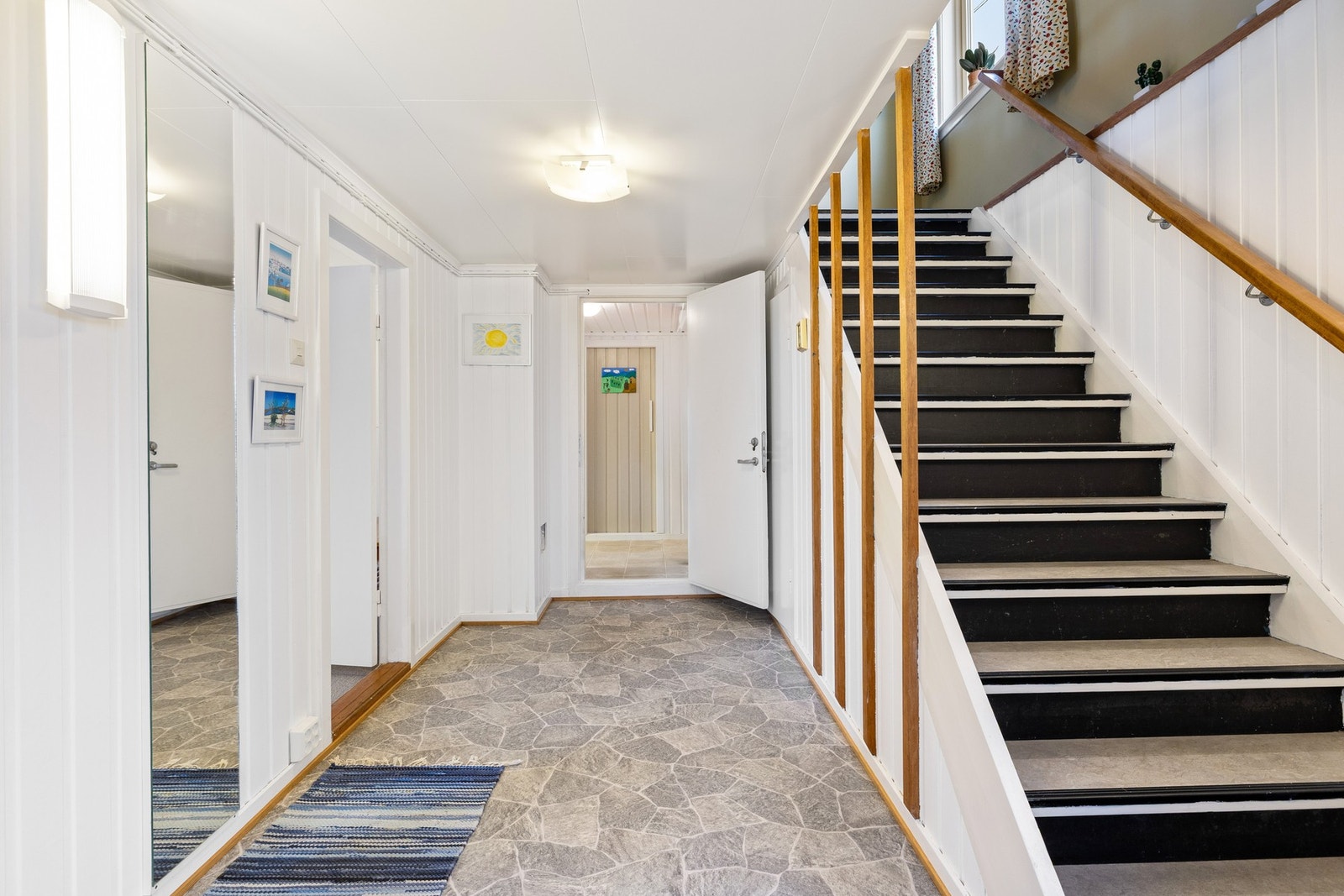 Denne innholdsrike eneboligen går over 3 plan Galleribilde