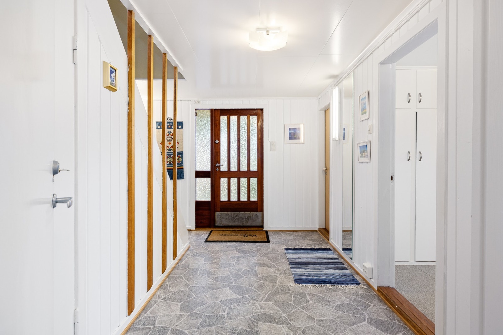 Entré med mulighet til å henge fra seg yttertøy og sko Galleribilde