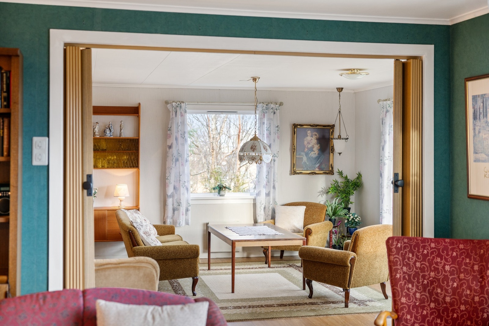 Store vindusflater gir godt med lys i stuene Galleribilde