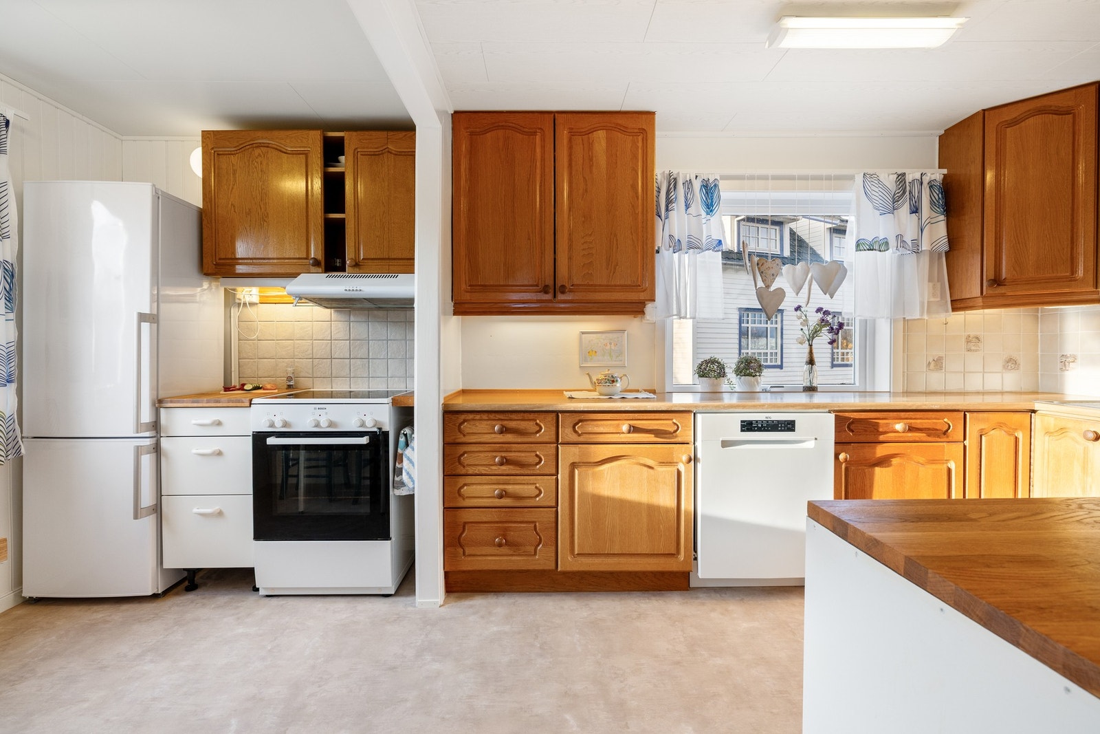 Stort kjøkken med rikelig skap- og benkeplass Galleribilde