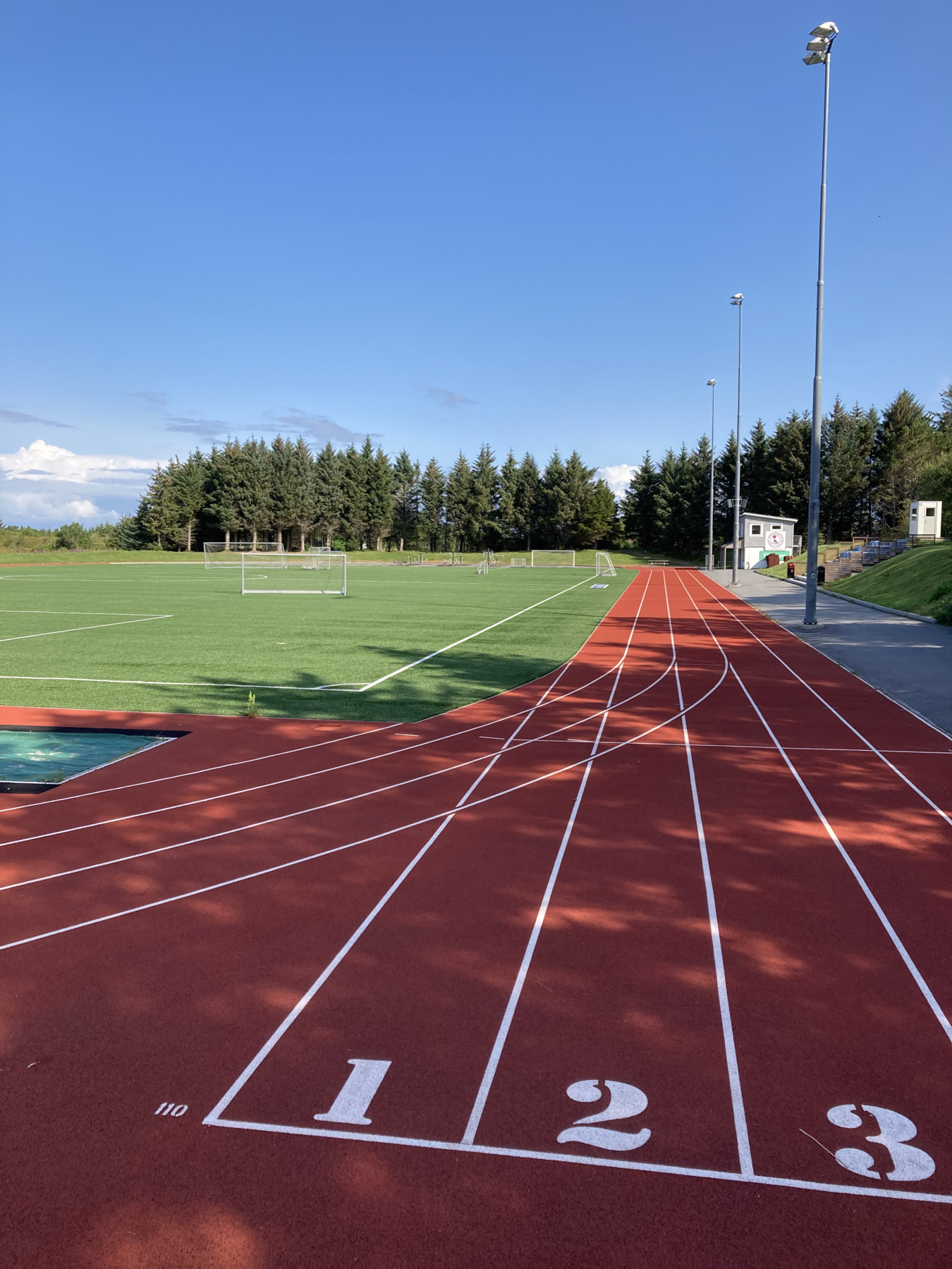 Ikke langt unna finner du idrettsanlegg med bla. frisbeegolfbane Galleribilde