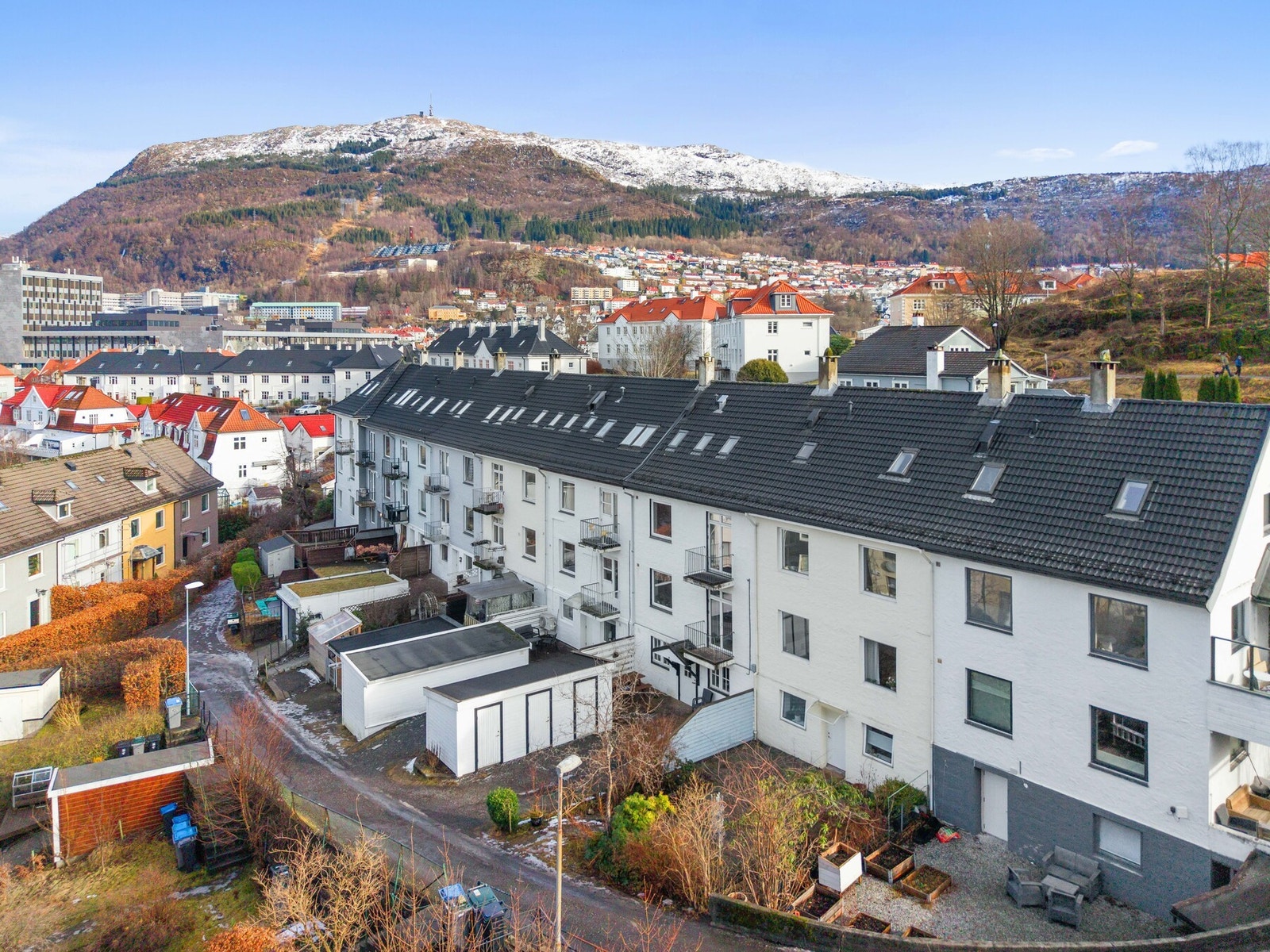 Svaneviksveien 29H - et spennende og fleksibelt objekt som passer både som utleieeiendom og for deg som ønsker å pusse opp et romslig rekkehus og bo selv Galleribilde