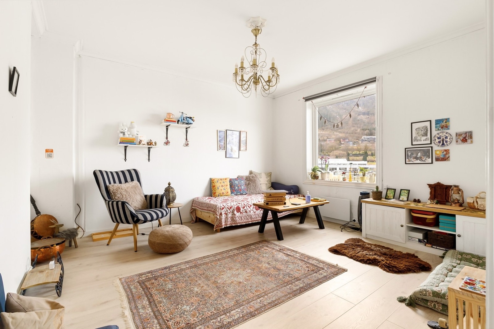 Huset har en sjelden beliggenhet like ved naturskjønne Solheimsvannet og Leaparken Galleribilde