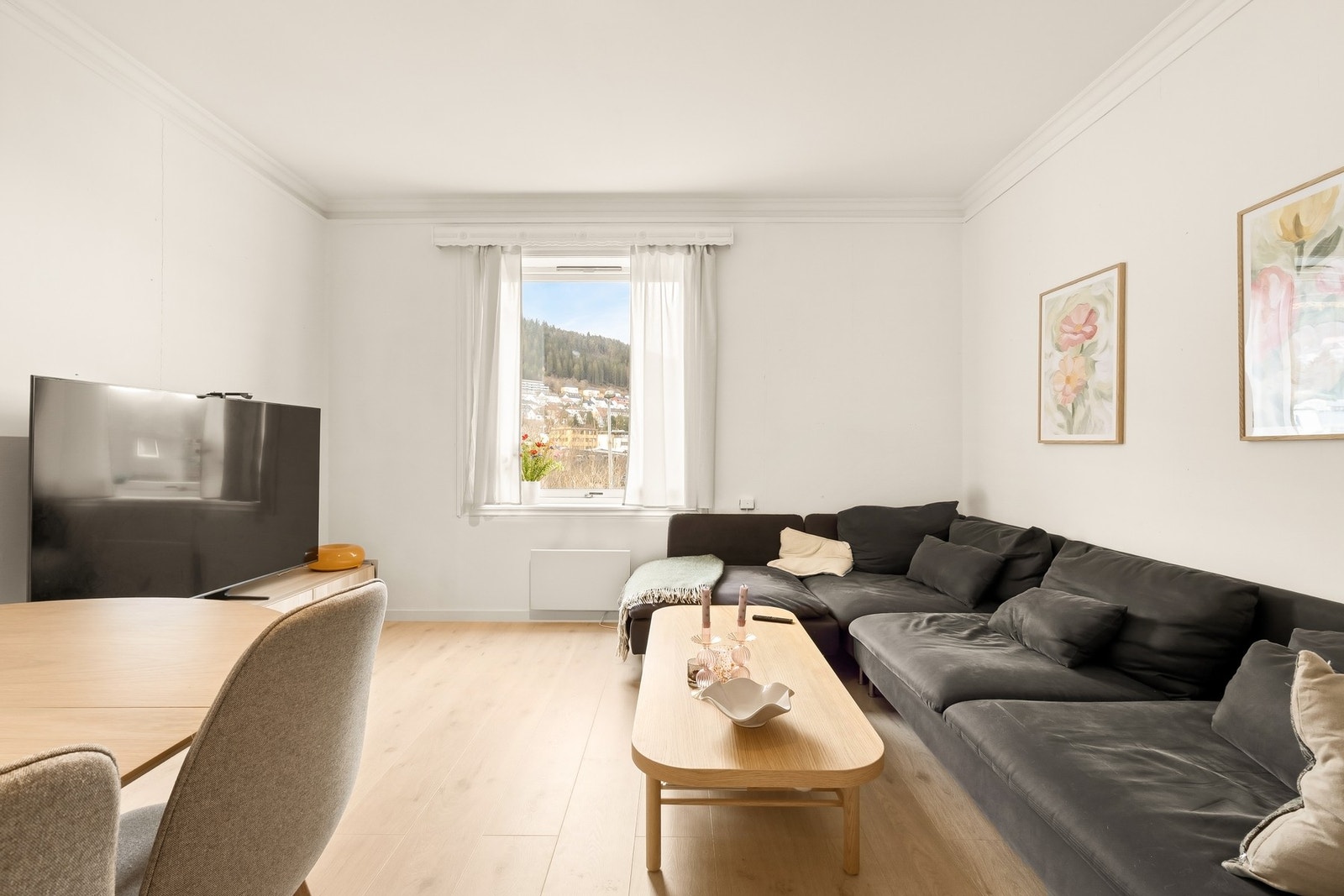 Eiendommen er i dag delt inn i fire leiligheter. 1. og 2. etasje er godkjent som egen enhet, mens leilighet på loft og kjeller ikke er byggemeldt eller godkjent Galleribilde