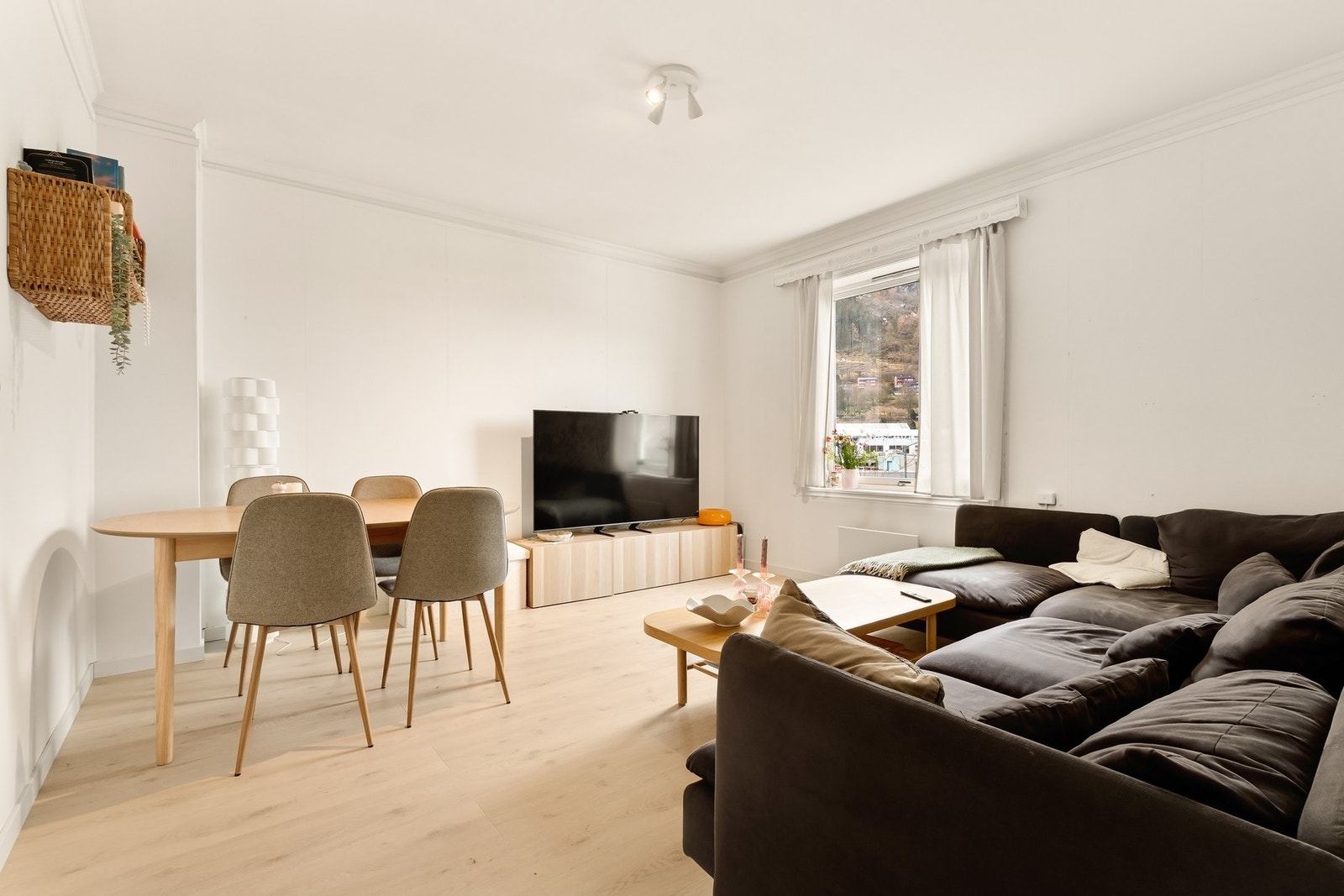 Taket ble tekket om og fasaden malt i 2012 Galleribilde