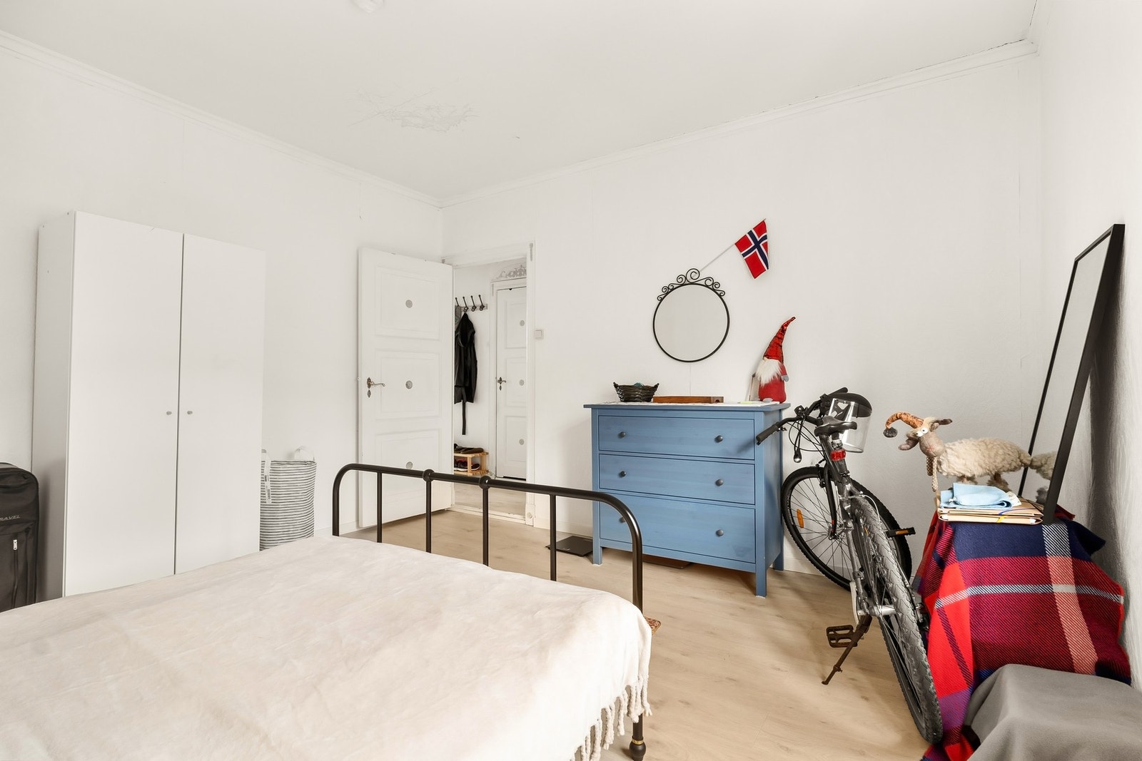 Det er kort avstand til flere dagligvarebutikker, med blant annet Rema 1000 Minde, Bunnpris Hope og Kiwi Kronstad Galleribilde